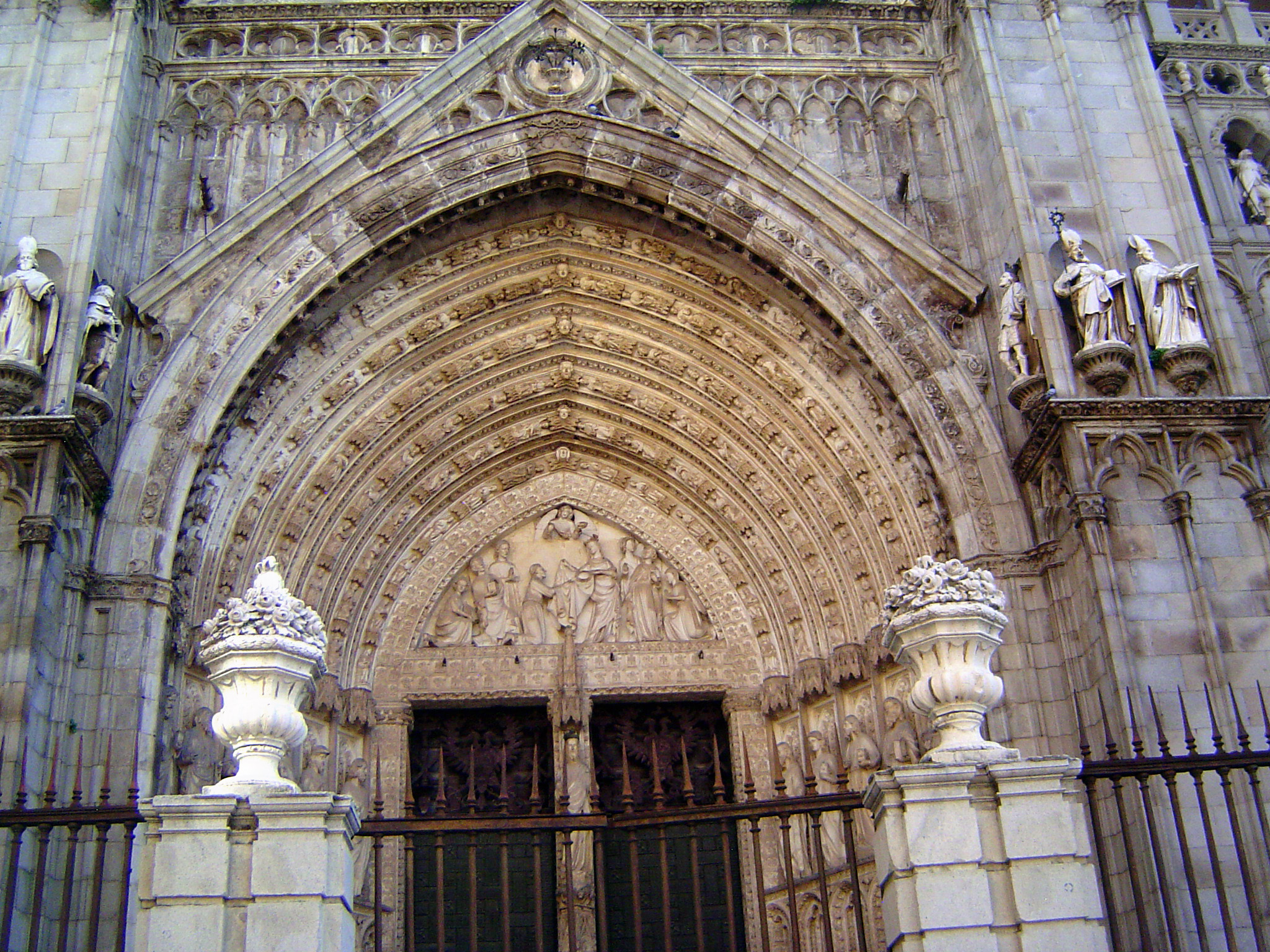 The tympanum of the central Puerta del Perdón or Door of Forgiveness shows the Virgin Mary bestowing a chasuble or vestment on Bishop Ildefo