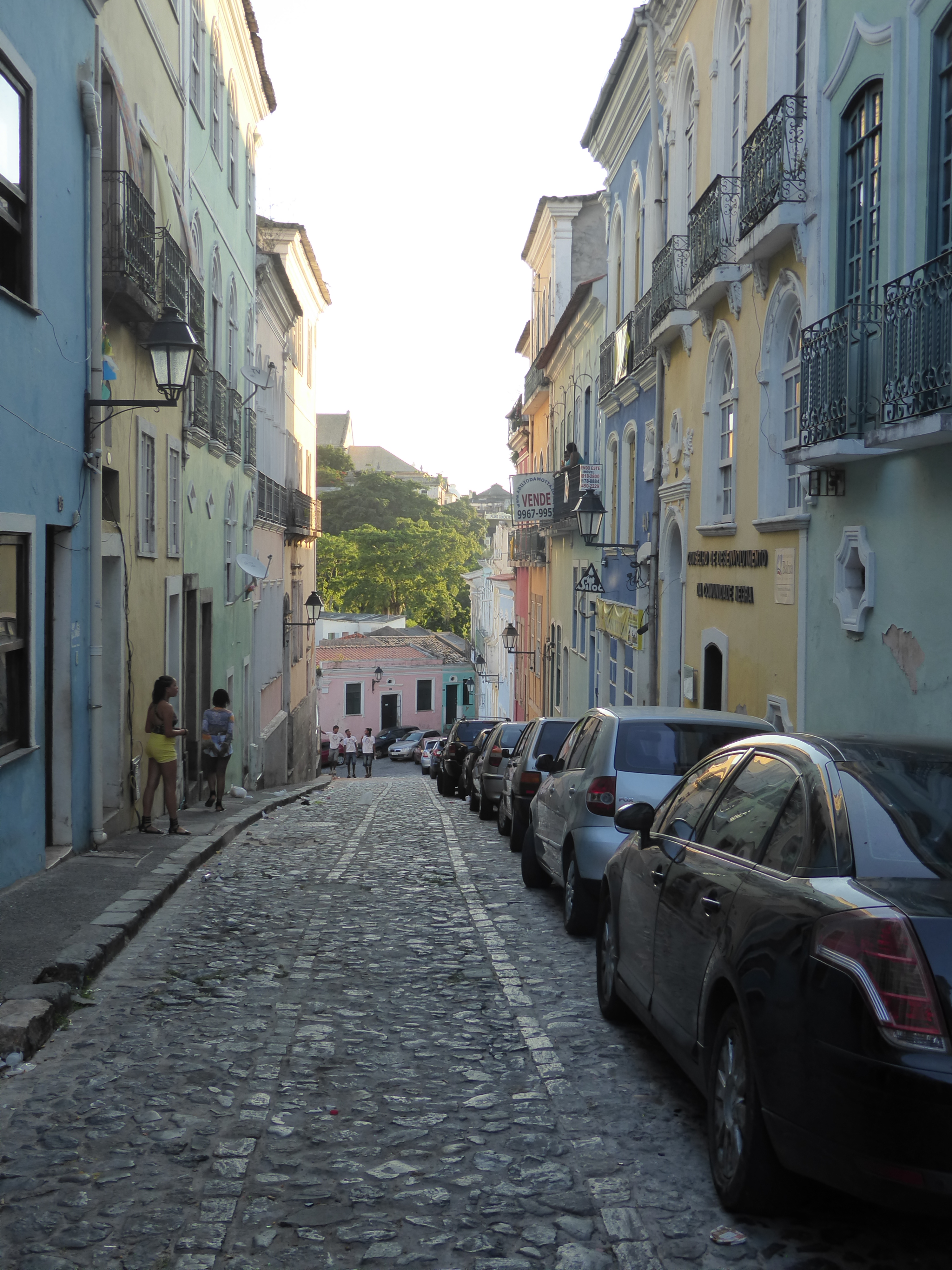 We're back on the street and looking toward the pelourinho. It's over there, just on the other side of the notch in the ridge top.

The dist
