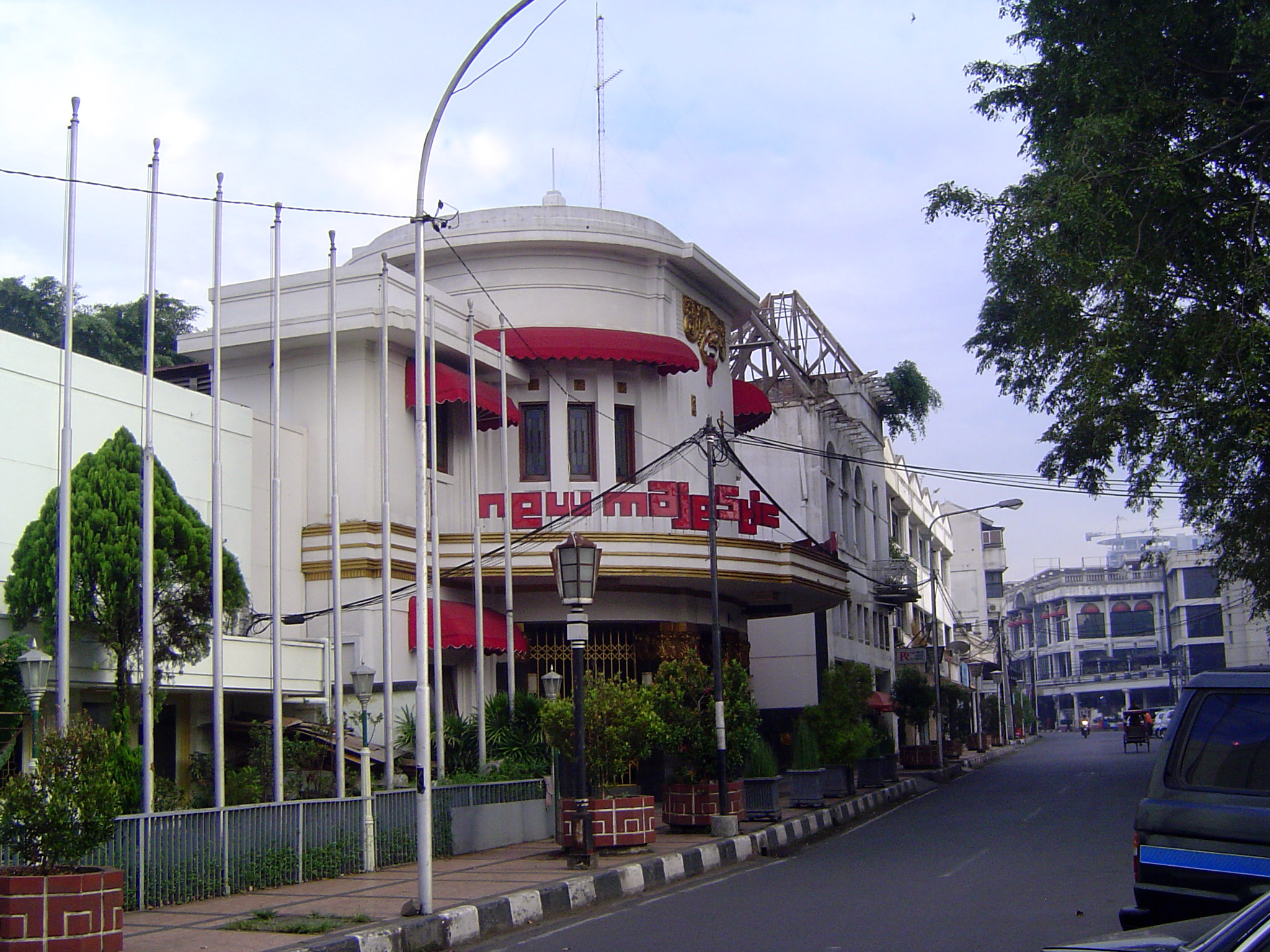 Running perpendicular to the old post road is Jalan Braga. Here, along this street, is the New Majestic Restaurant, originally the Majestic