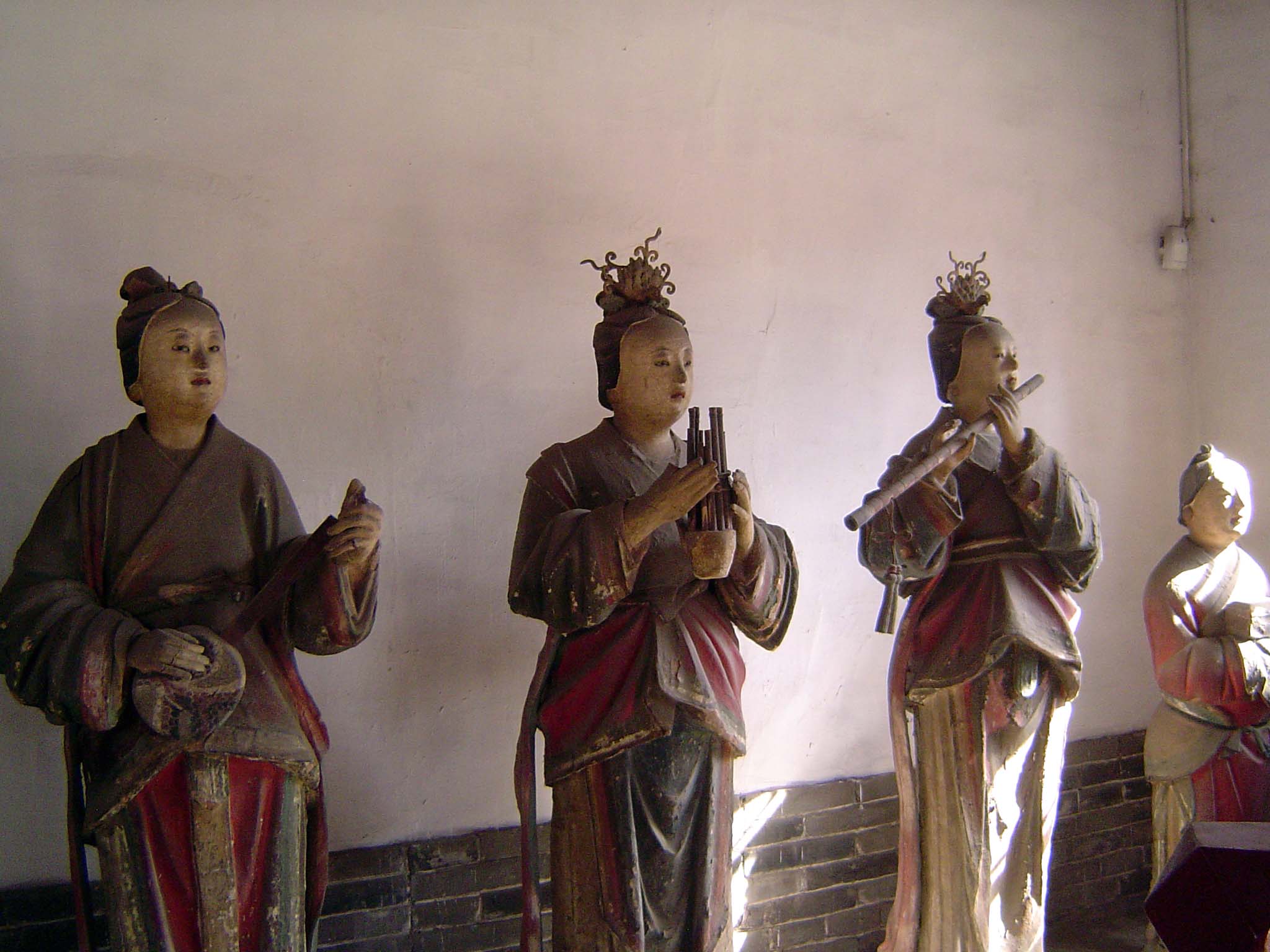 Musicians in a hall before the Shu Yu shrine.