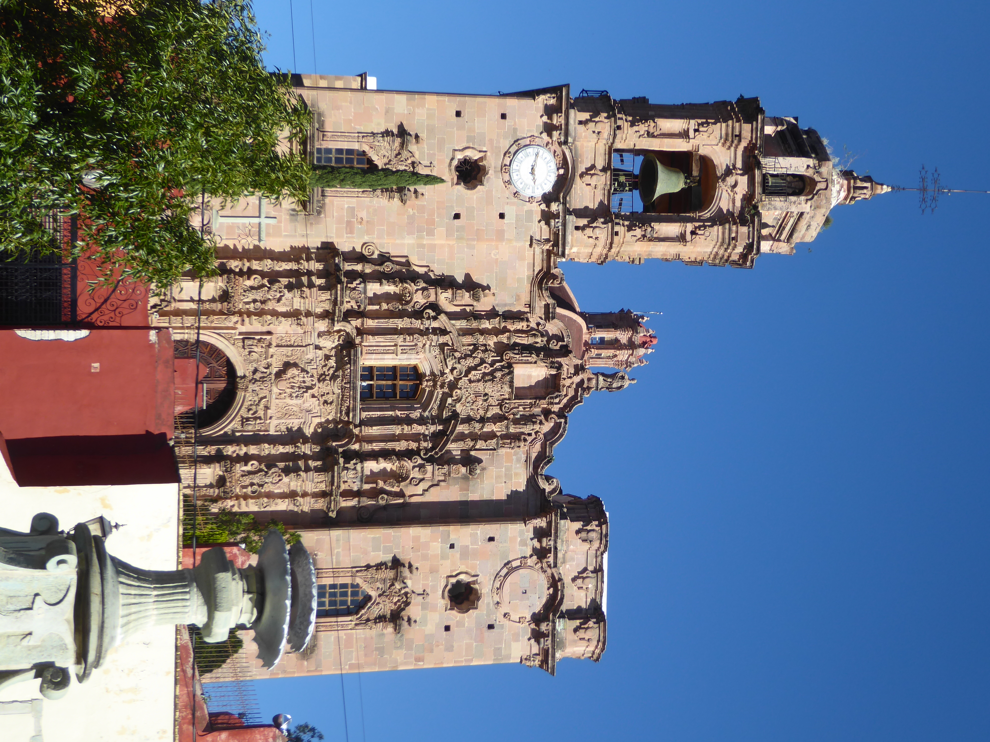 Perhaps in combination with his son-in-law Diego Rul, Obregón also paid for this, the Valenciana church or Templo de San Cayetano Confesor.