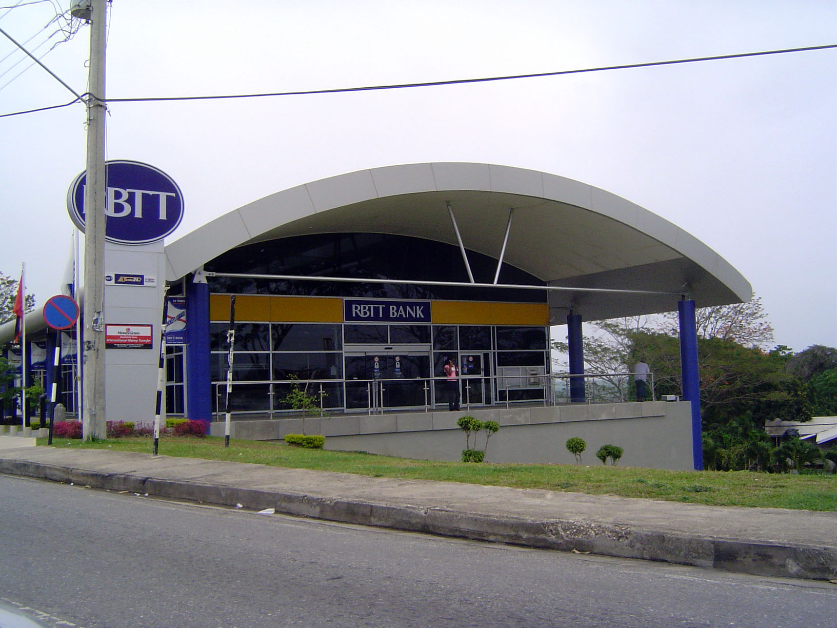 Nearby, a branch of the RBTT, formerly the Royal Bank of Trinidad and Tobago. The bank is a descendant of the Royal Bank of Canada, which op