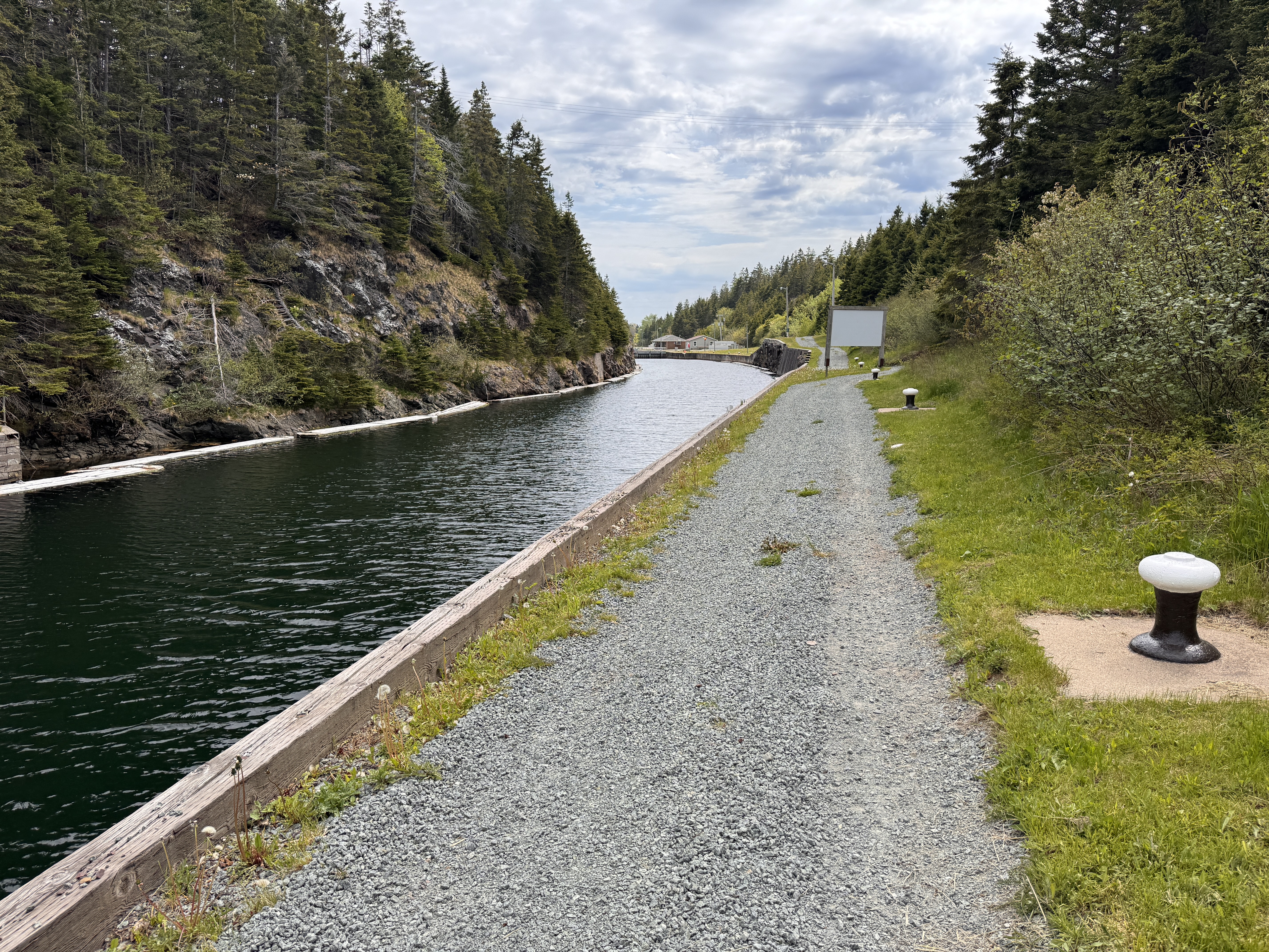 You can walk the entire length of the canal in ten minutes, maybe less.