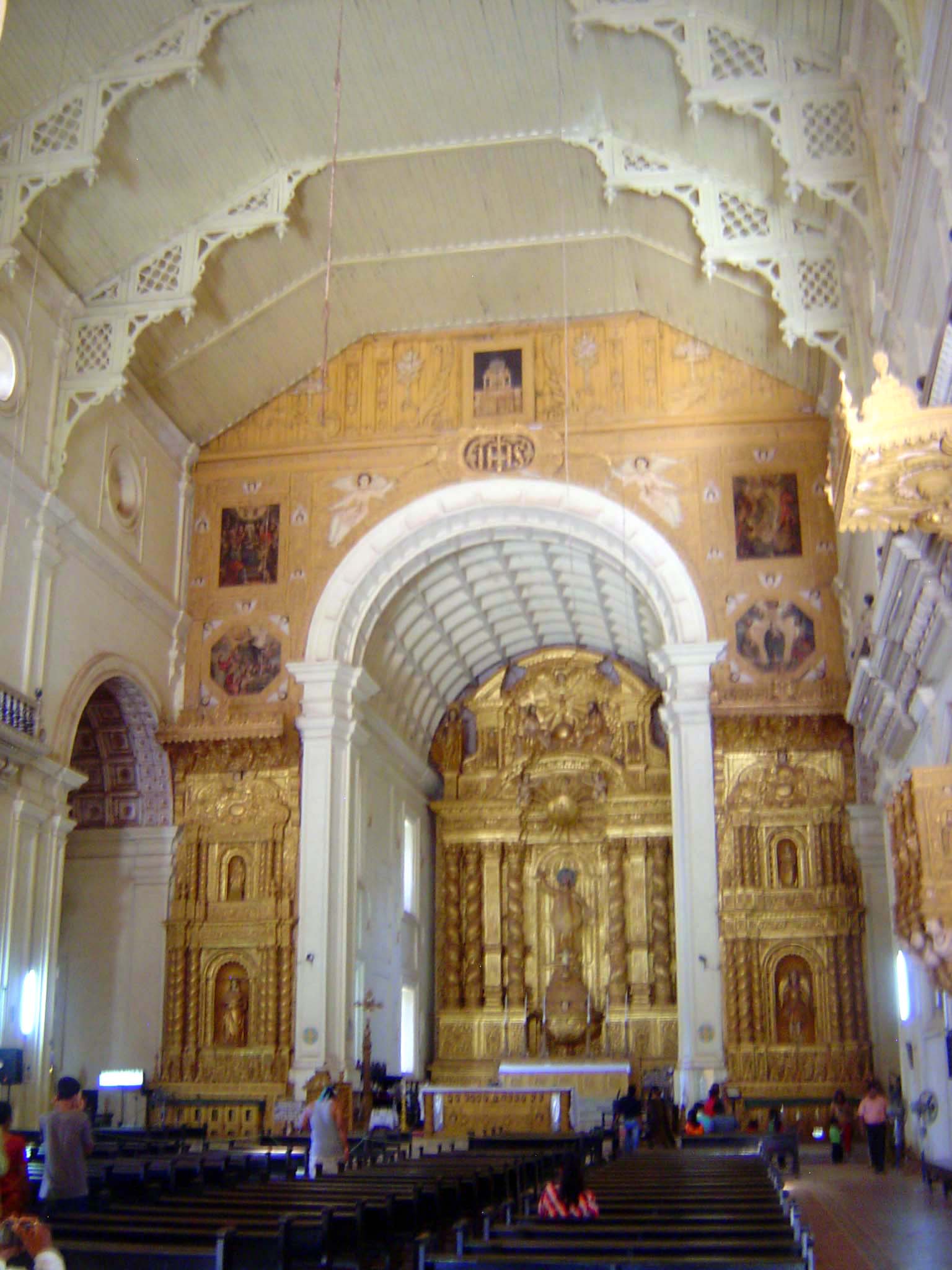 The high altar has a larger-than-life image of Ignatius of Loyola, founder of the Jesuits. Francois Pyrard wrote soon after 1600 that he saw