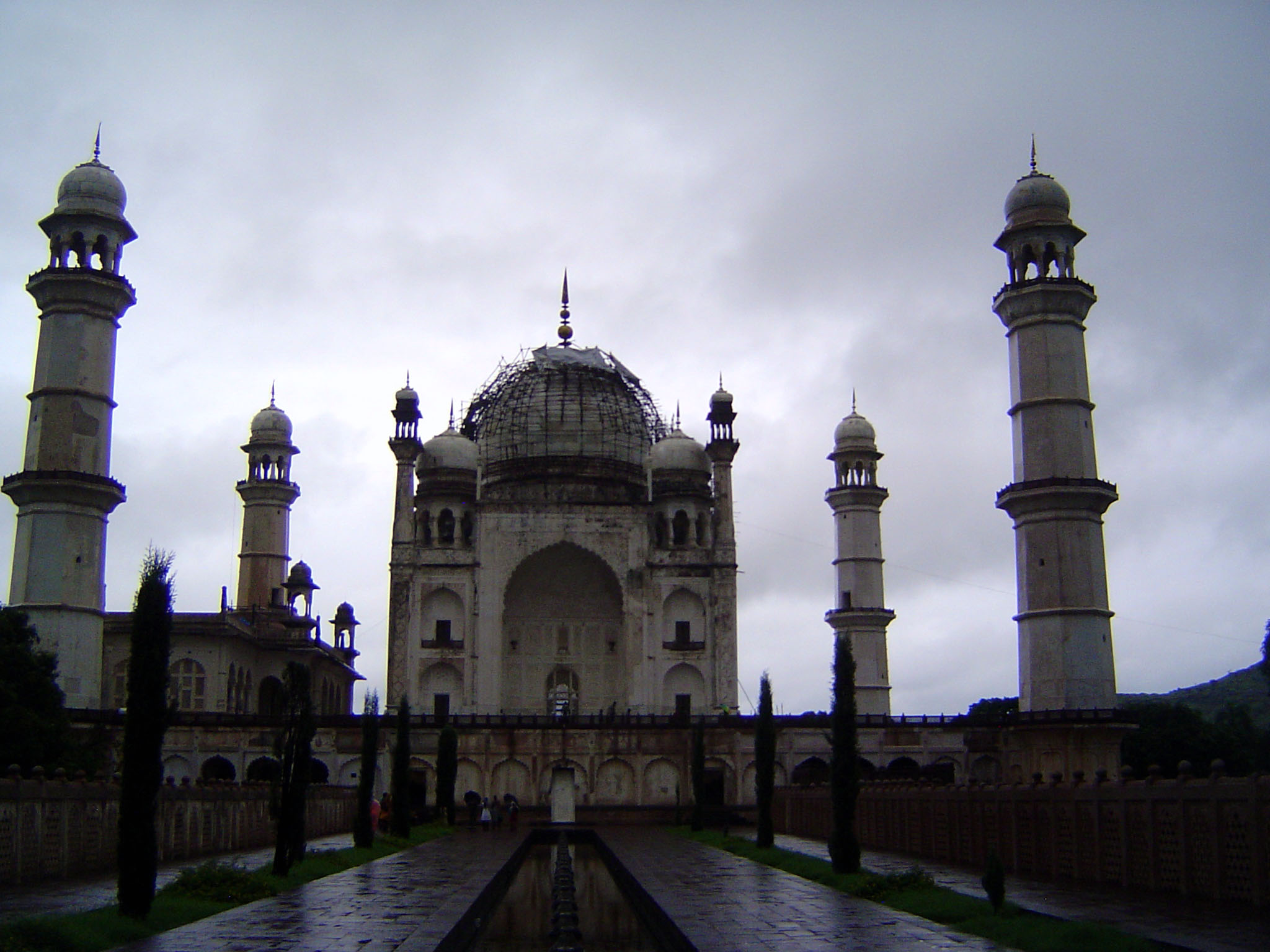 Although tourists arrive chiefly to see the caves at Ellora, the city has its own chief attraction, the Bibi ka Maqbara. It's the tomb of Ra