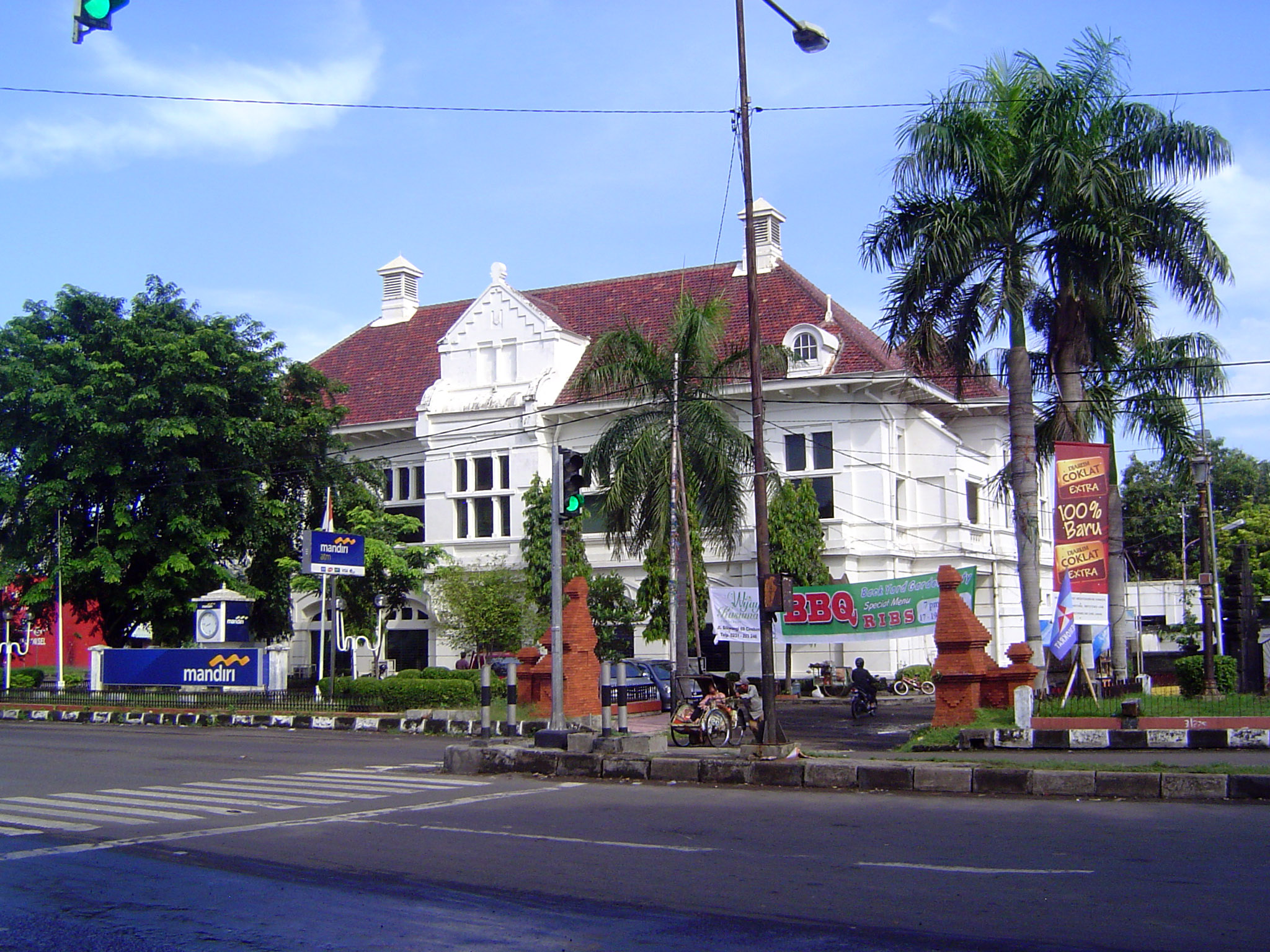The Bank Mandiri is housed in a building from 1930. The bank was formed in 1999 to replace a number of failed banks. One of those banks was