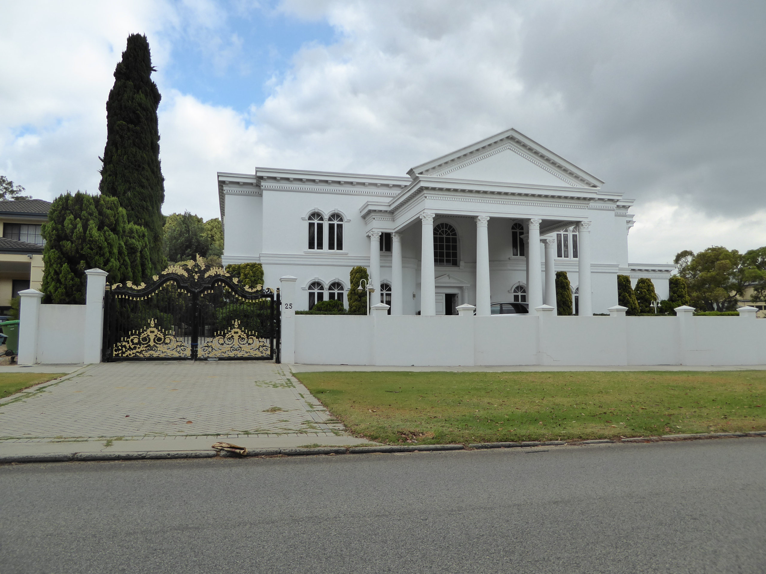 A lot more formal, in this case on the main east-street street in Dalkeith, Waratah Avenue. Do you think the owner's American? All you'd nee