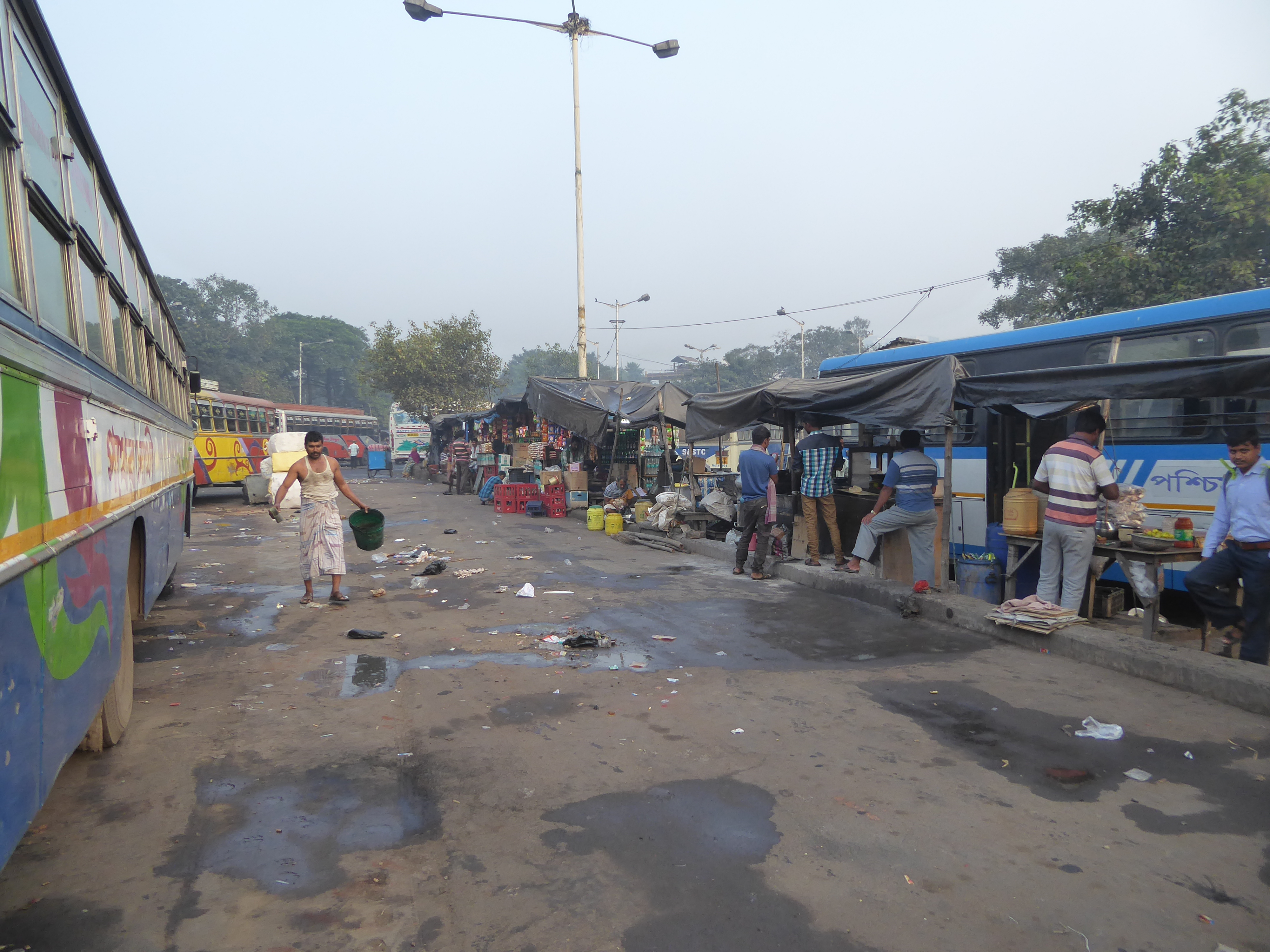It's easy to get to the monument: the Central Bus Station is next to it.