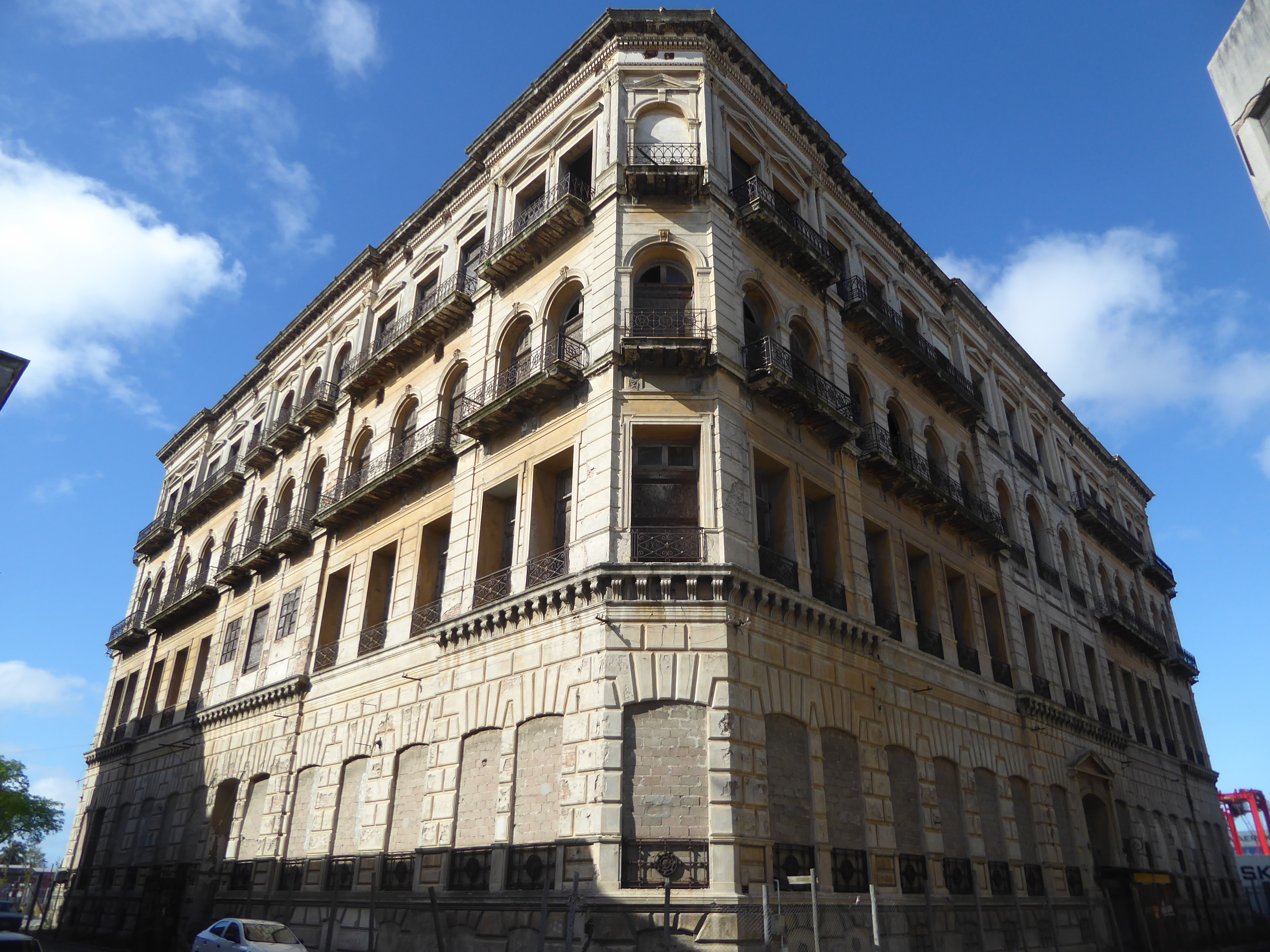 And this old hotel. What office building would have so many balconies? And if it all looks a bit naked, that's because the Grand National Ho