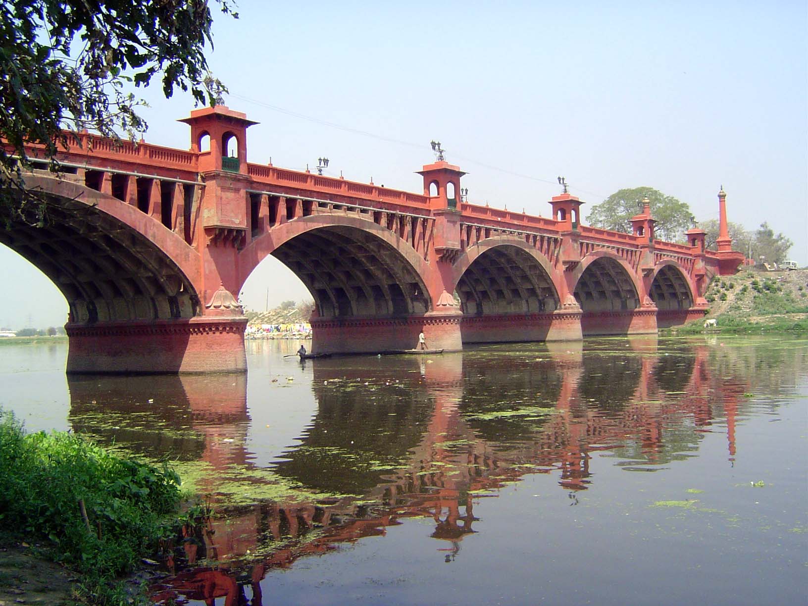 Here it is in fact. A famous Iron Bridge from 1845 was demolished in the 1950s.