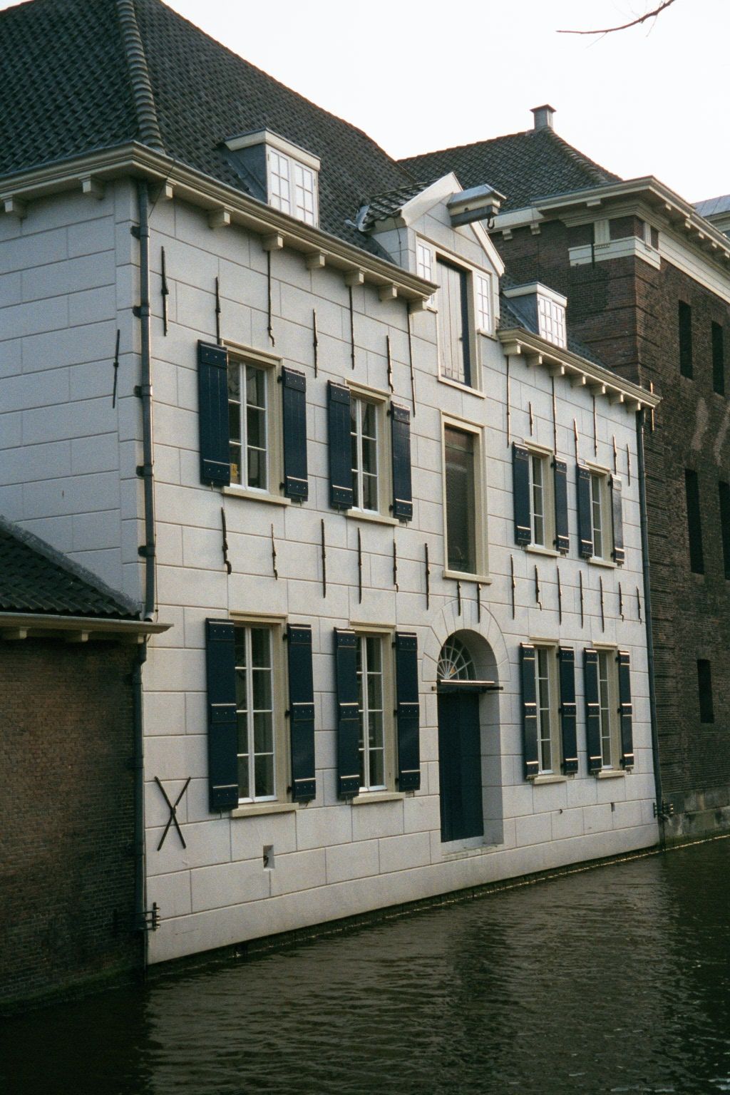 The VOC flourished for about two centuries—long enough for the East India House to be complemented by a warehouse on the other side of the O