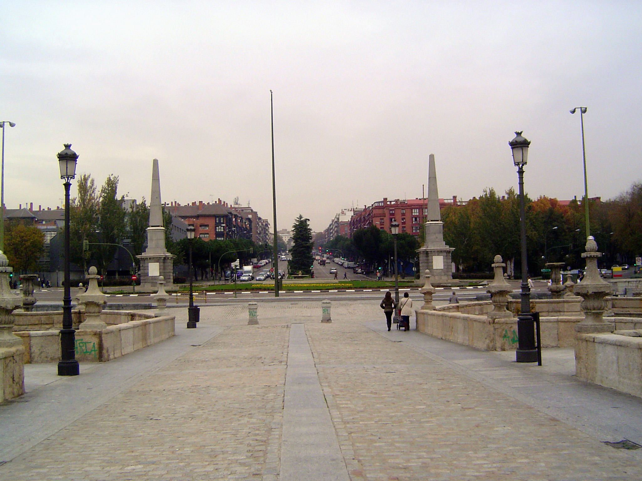 From the east end of the bridge, the Calle Toledo emerges from a tunnel and leads very nearly in a straight line to the center of the city,