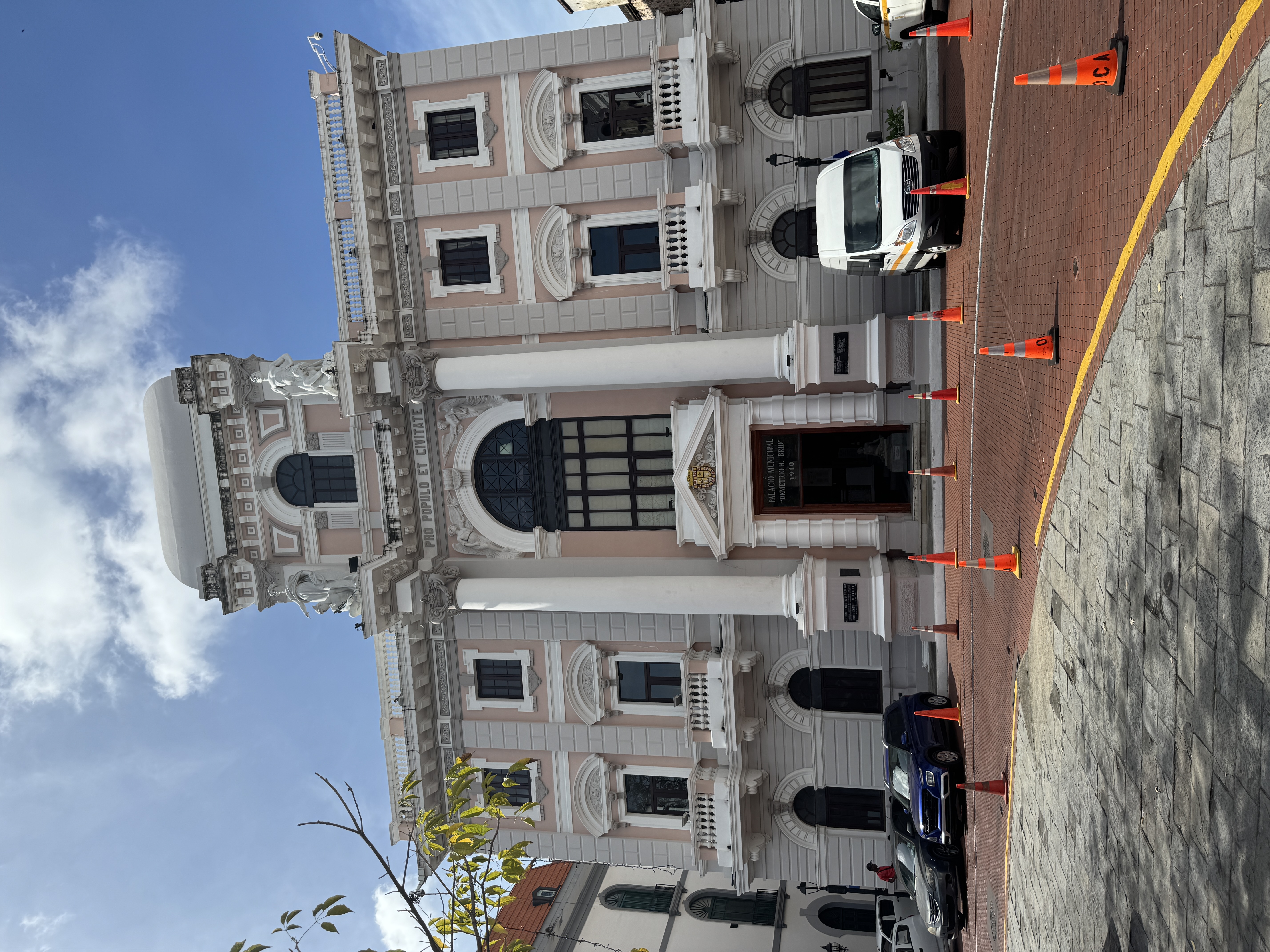 On the square also is this Palacio Municipal, from 1915.  The Panama Canal had opened one year earlier, but the Panamanians apparently were
