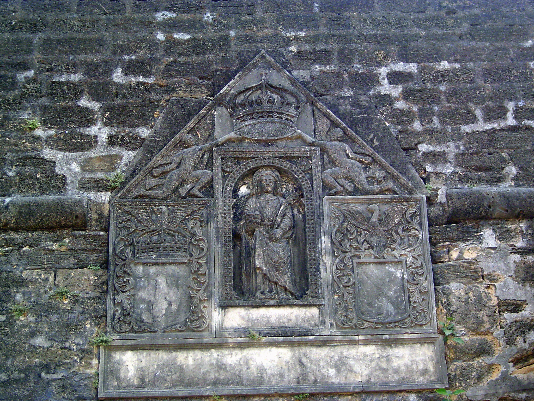 St Lucy Luzia stands over the passage. She is protected by angels holding a crown. The missing inscriptions recall the date 1649 and the ord