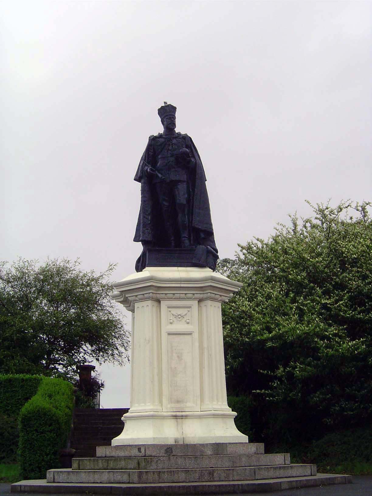 It's busy George V, here promoted to surveyor of Bargain Booze.