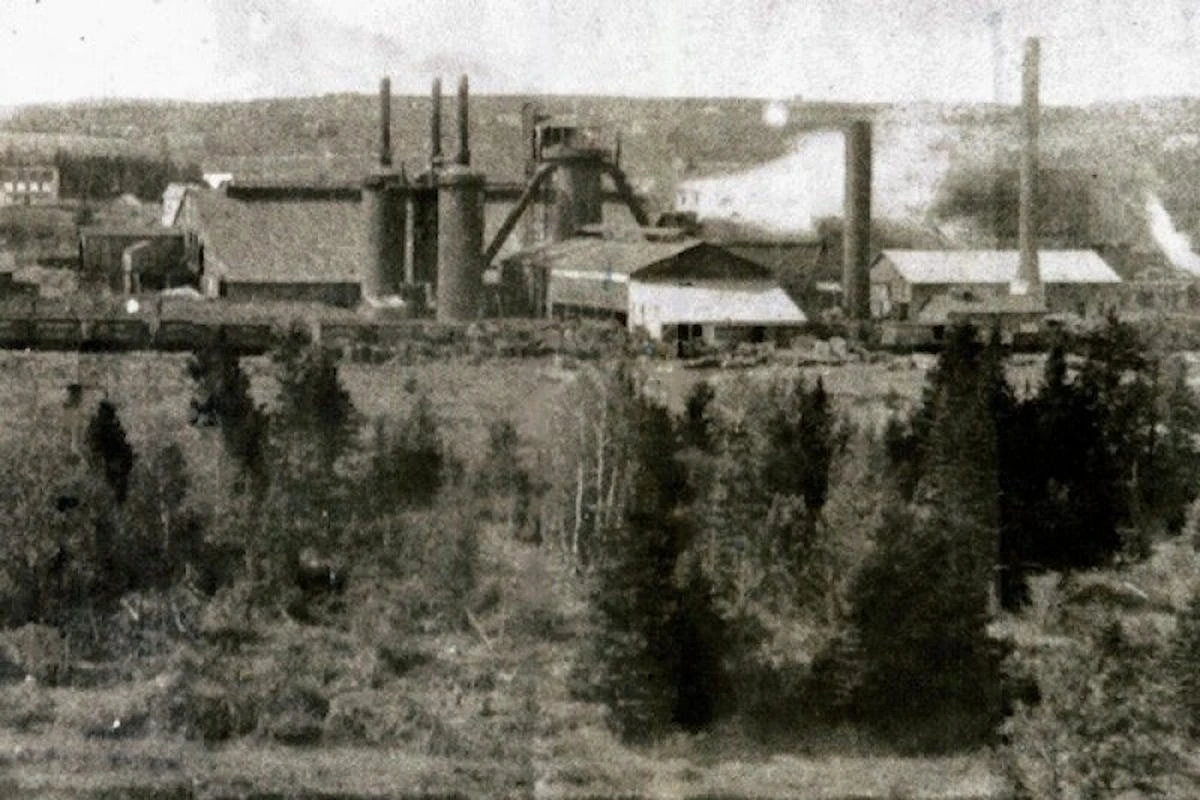 This was Ferrona, which made pig iron from 1892 to 1904.   You'd think there'd be something left besides furnace waste.

https://www.saltwir