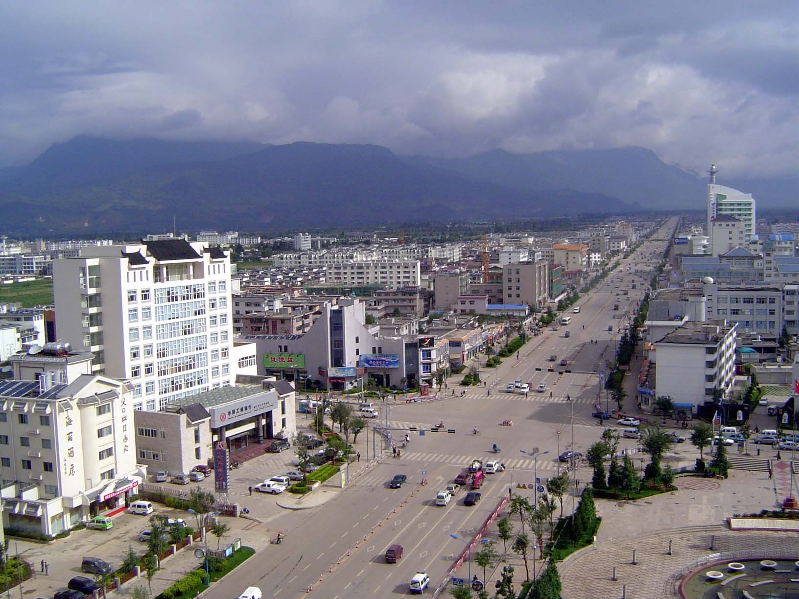 Then, Lijiang. The old town is a mile to the east; the new town is especially new because it was levelled by an earthquake intensity: 7 in 1