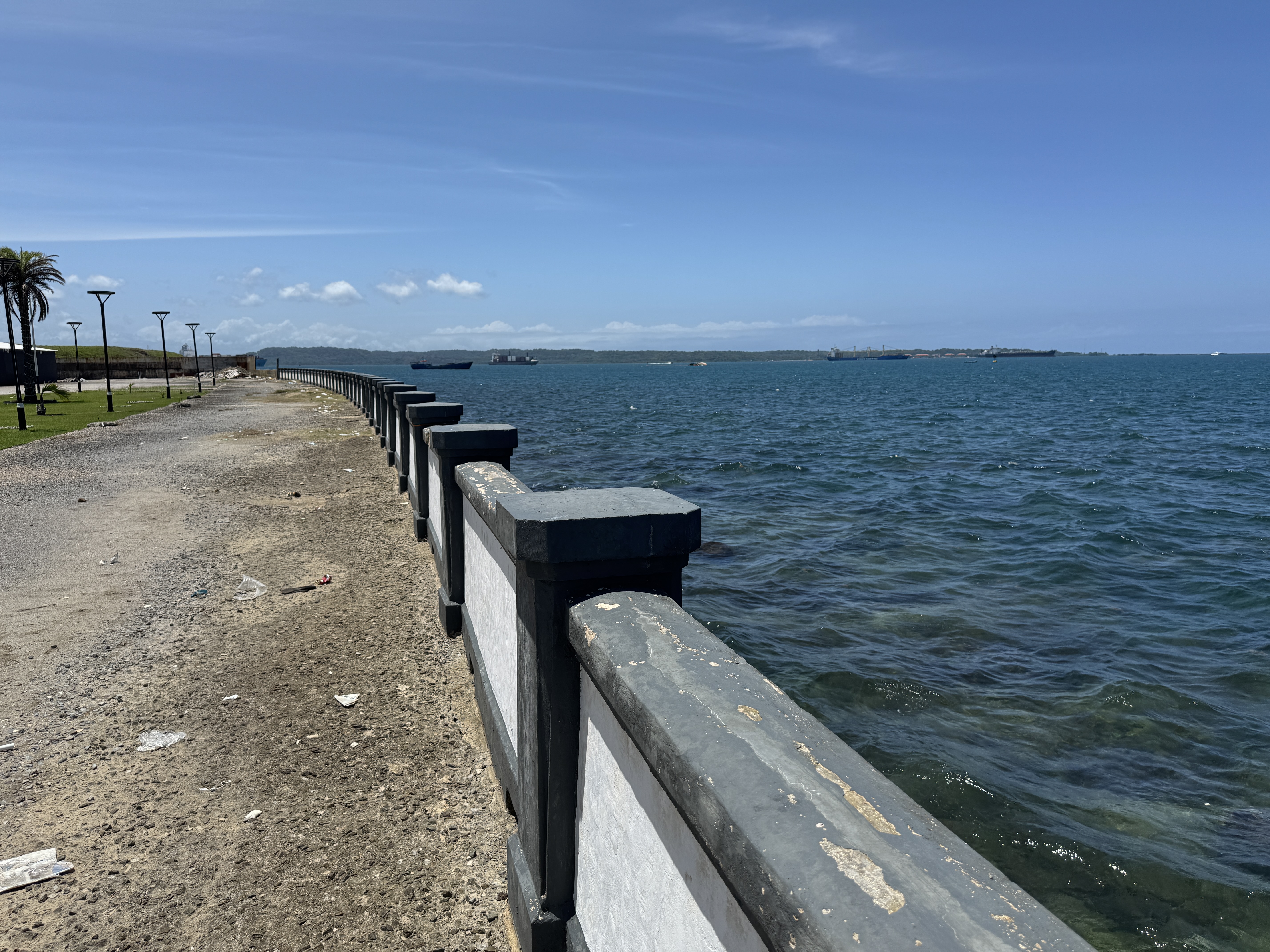Sea wall at the hotel.  There's only about one foot of tide at Colón.