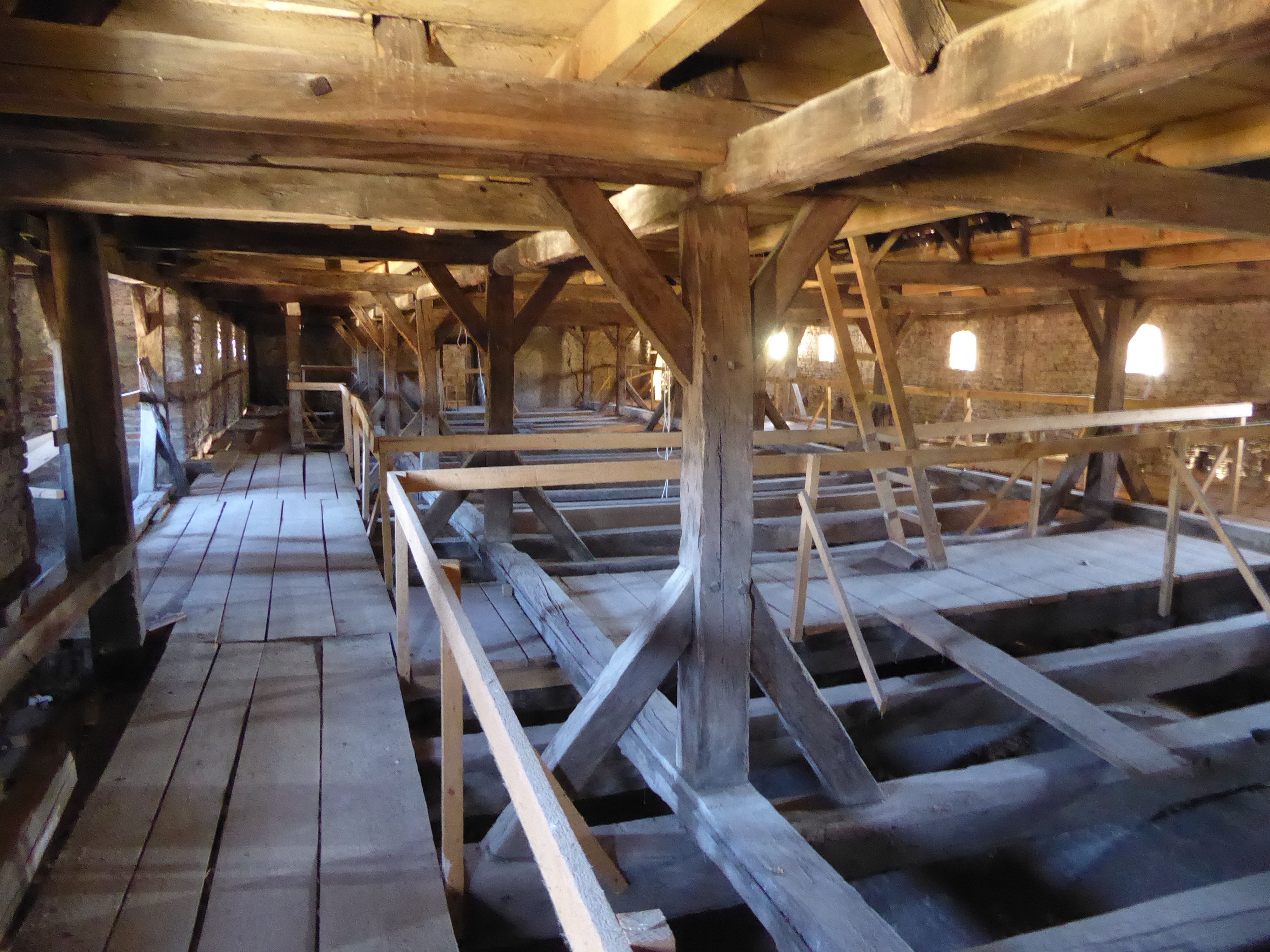 Here's the forest above the nave. Under the beams you can make out the brick roof of the nave.