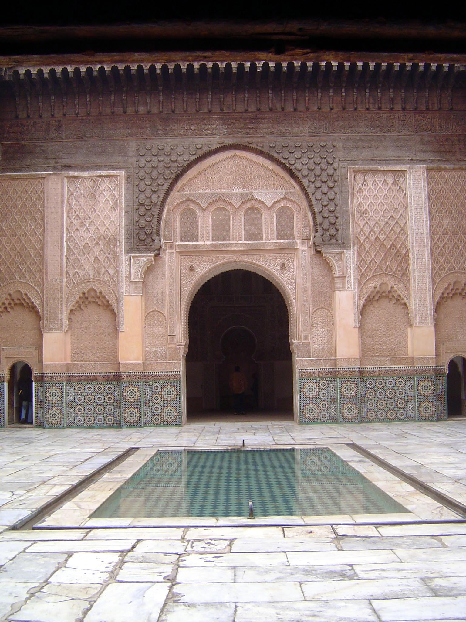 The layout is a simple square around a courtyard, but if the architecture in the narrow sense is simple, the ornamentation of its surfaces i