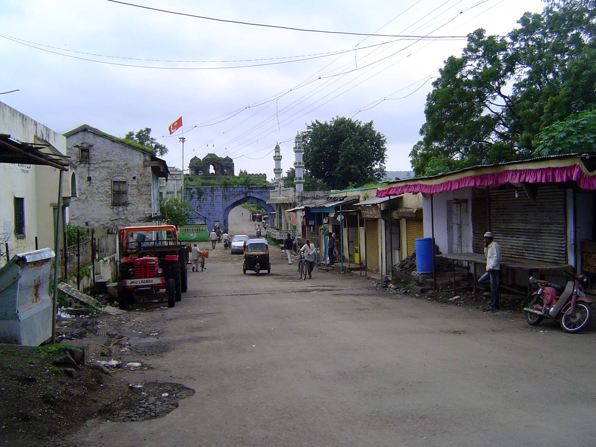A little over 10 miles to the northwest, there's the semi-wreck of a town called Rauza. It's alternatively called Khuldabad, or Heavenly Abo