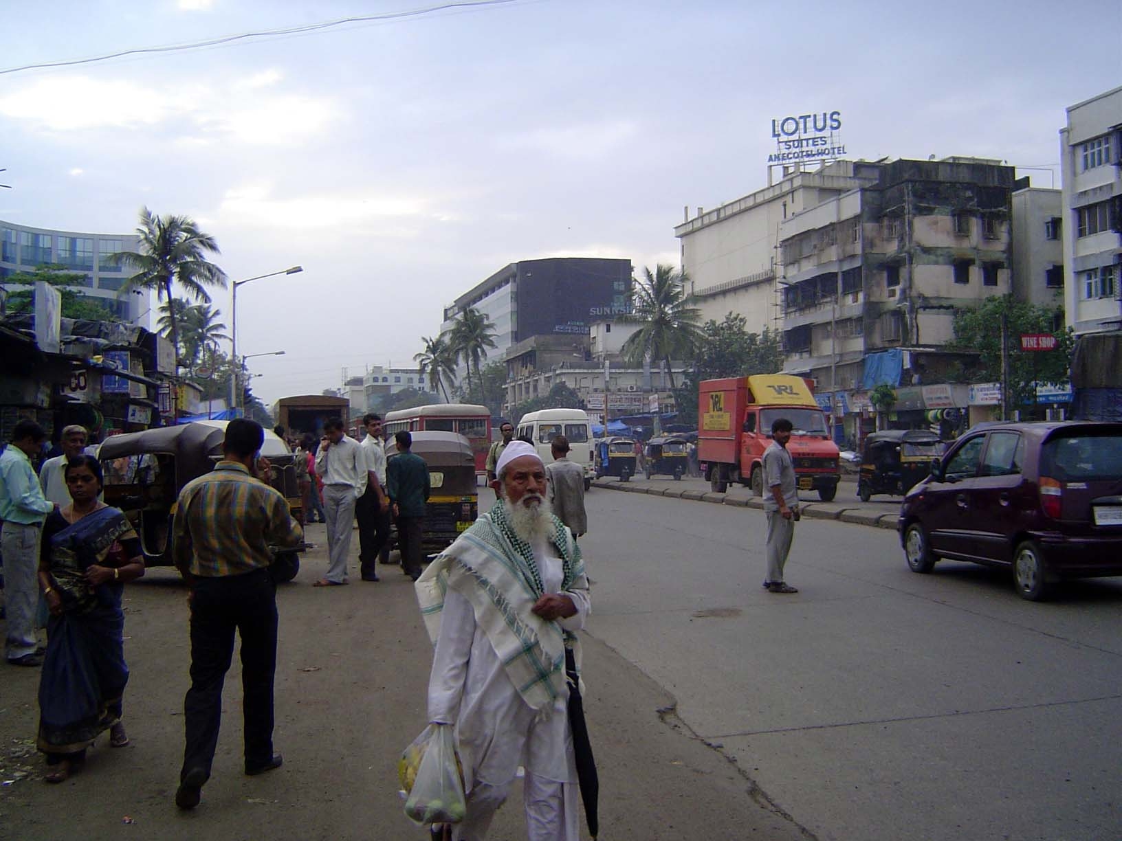 The Andheri-Kurla or Mathuradas Vansanji Road: nothing to alert you to what lies off to the side.