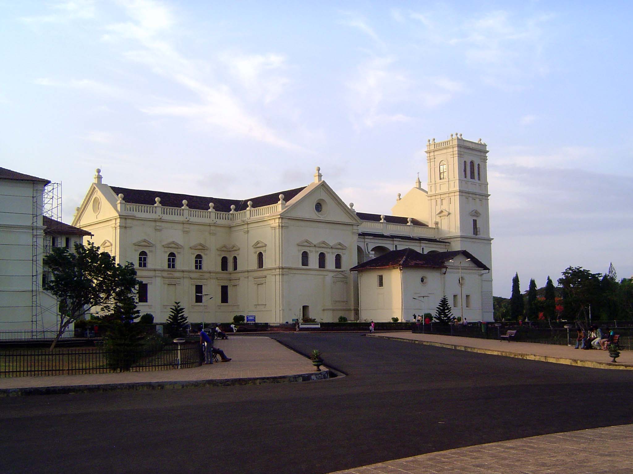 The most important surviving building in Old Goa is the Se or Cathedral, completed in 1652, when Portuguese power was already in decline. It