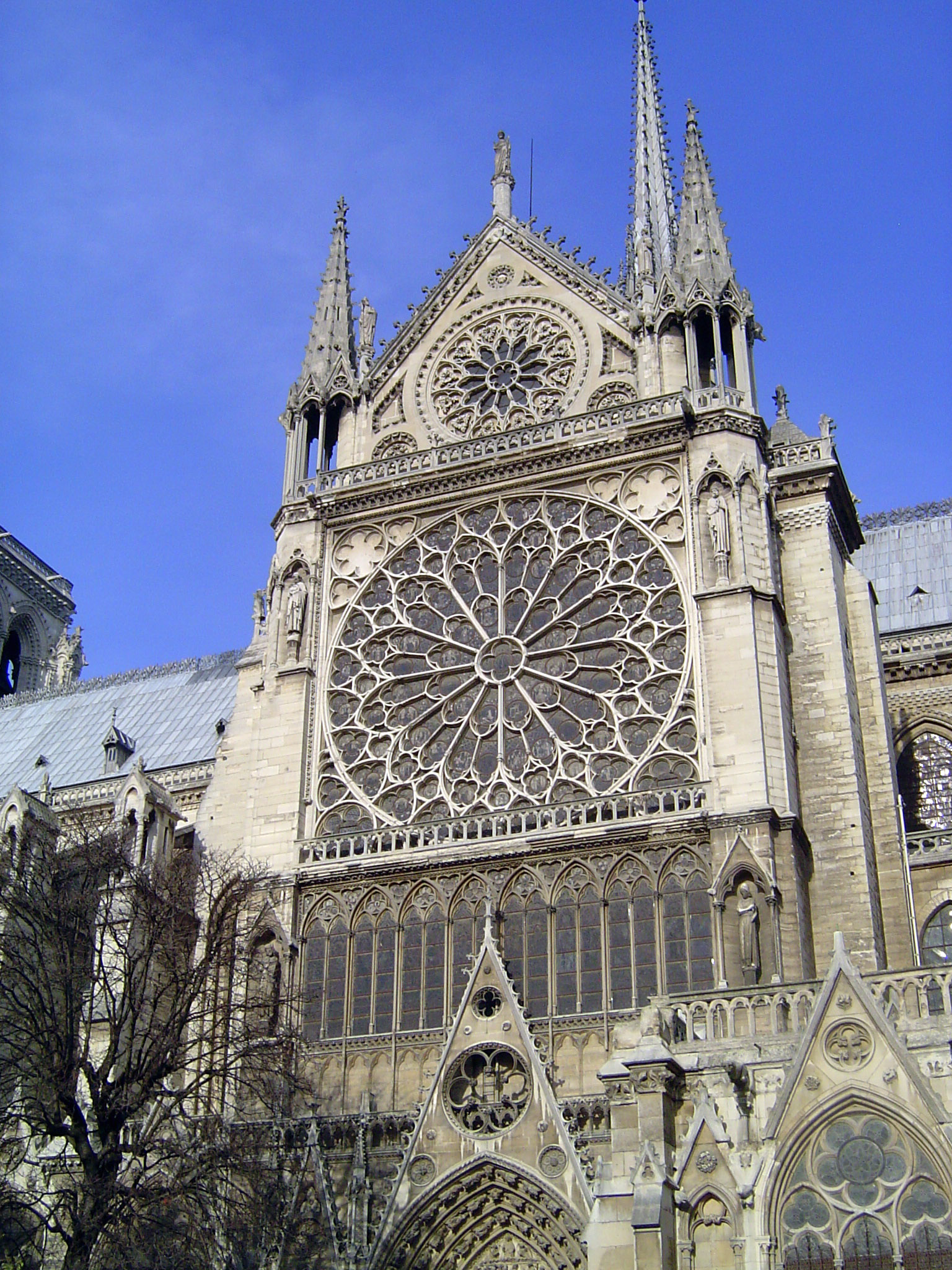 The transepts are short to the point of non-existence, with the portal of St. Etienne in the face of the south stub. Is the twelve-slice seg