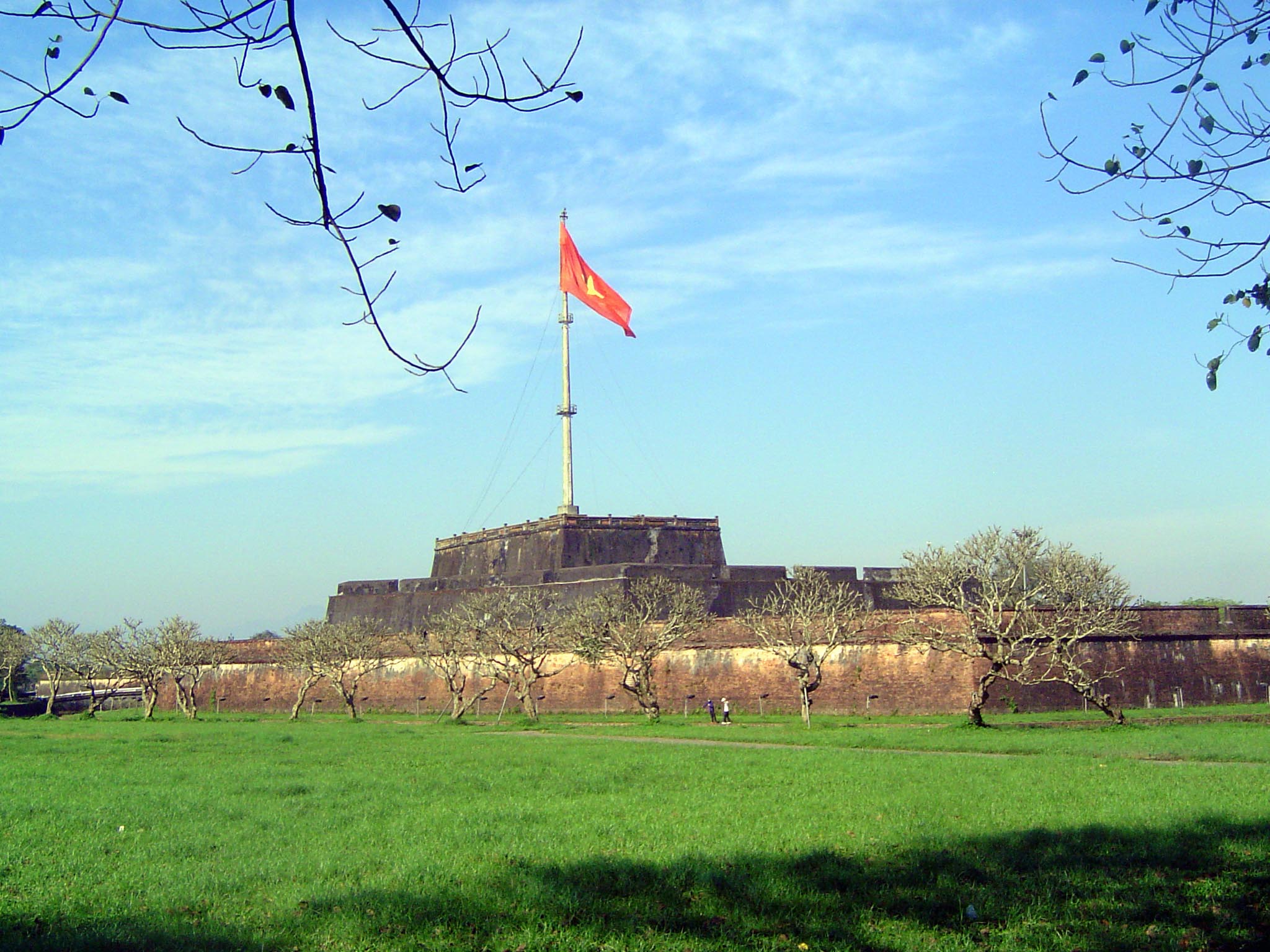 The citadel stands on the Perfume River, and at the midpoint of the side facing the river there is a bastion with a flagpole tower. The desi