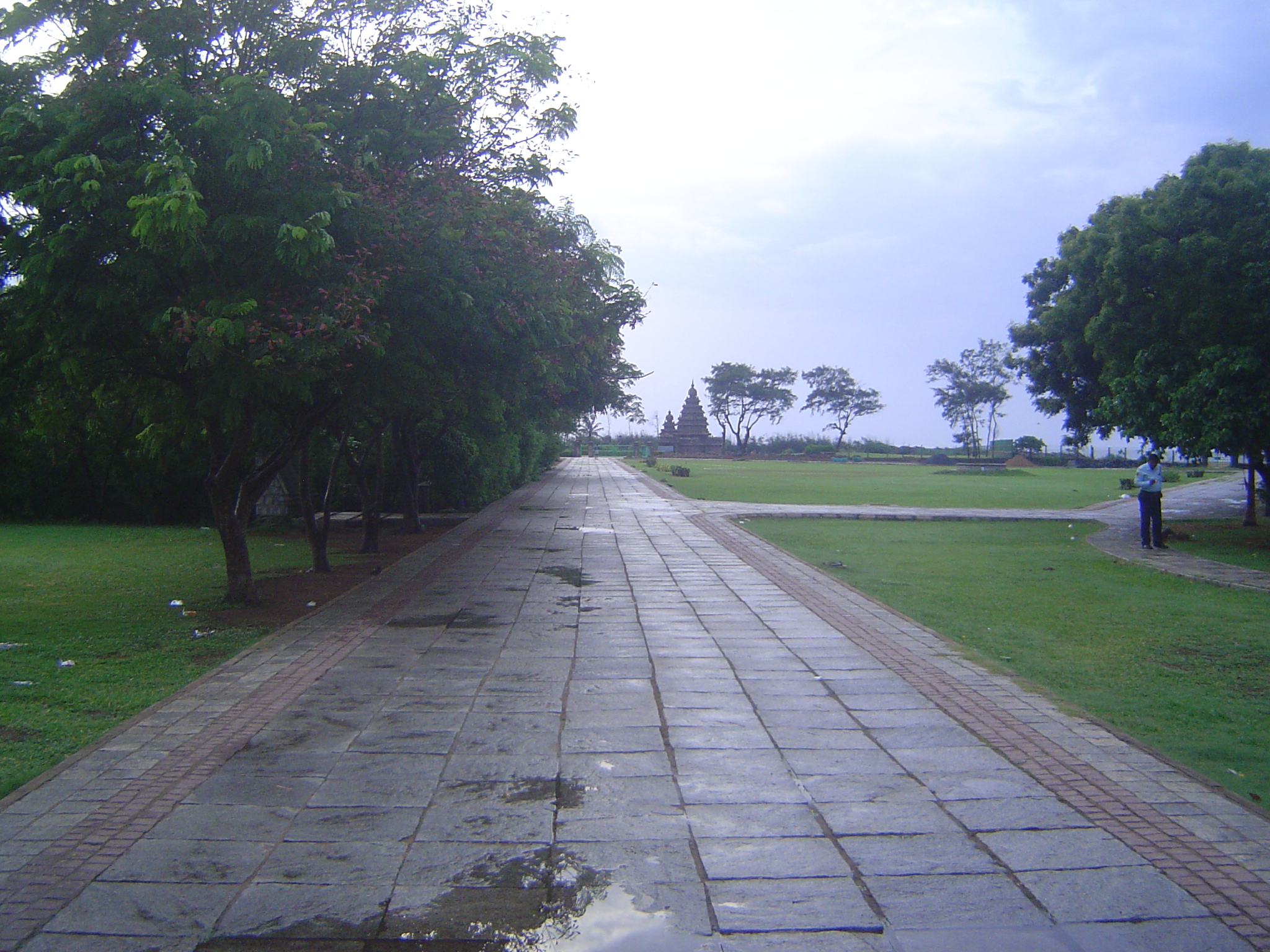 Excellent idea. It's early Monday, and up ahead is the Shore Temple housing the old image of Vishnu.