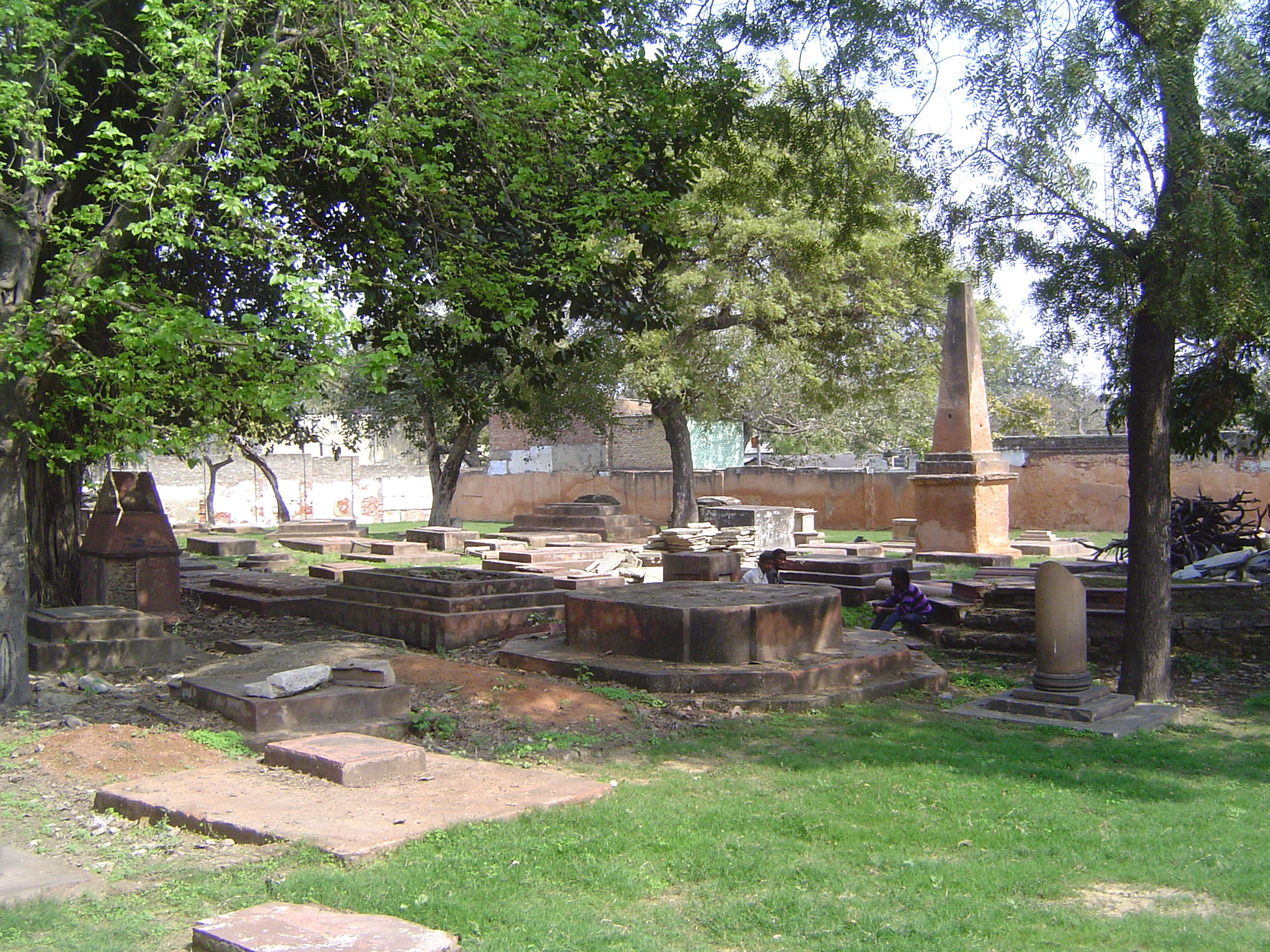 A couple of blocks to the south, the Lothian Road Cemetery is nearly in ruins. Its graves date from 1808 to 1867 and include many victims of