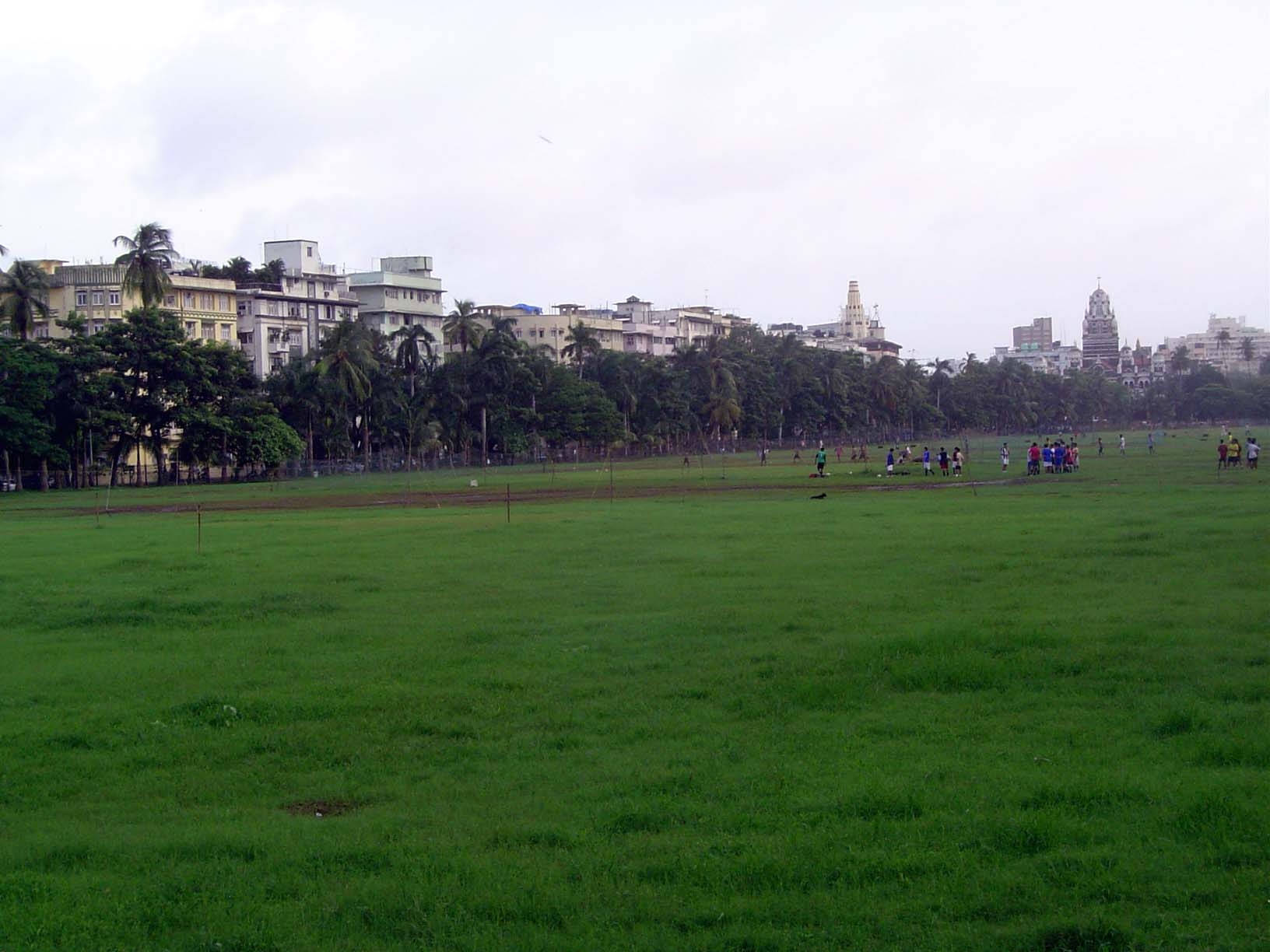 Most of the city's Art Deco buildings are residential, including an extraordinary lineup on the west side of the Bombay Gymkhana grounds.