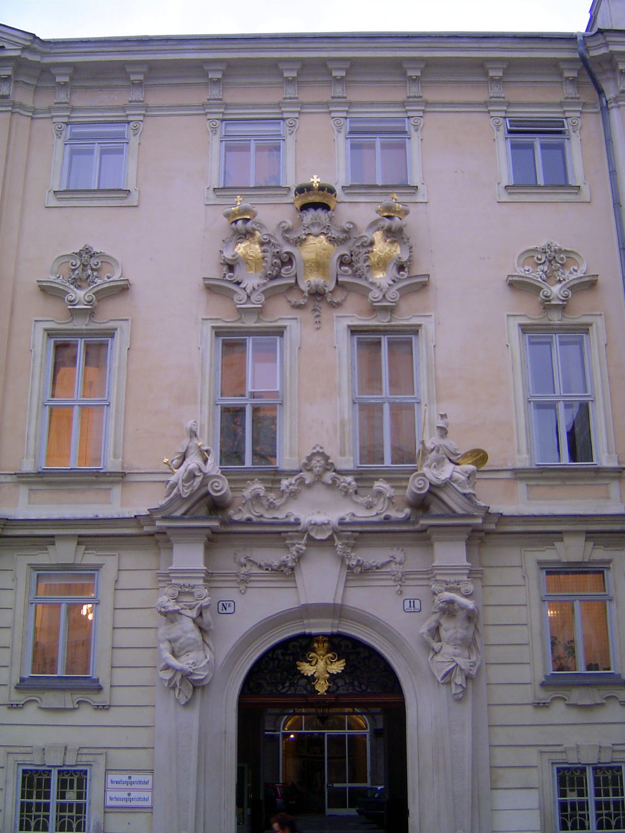 The opposite side of the old chancellery, facing the Judenplatz.