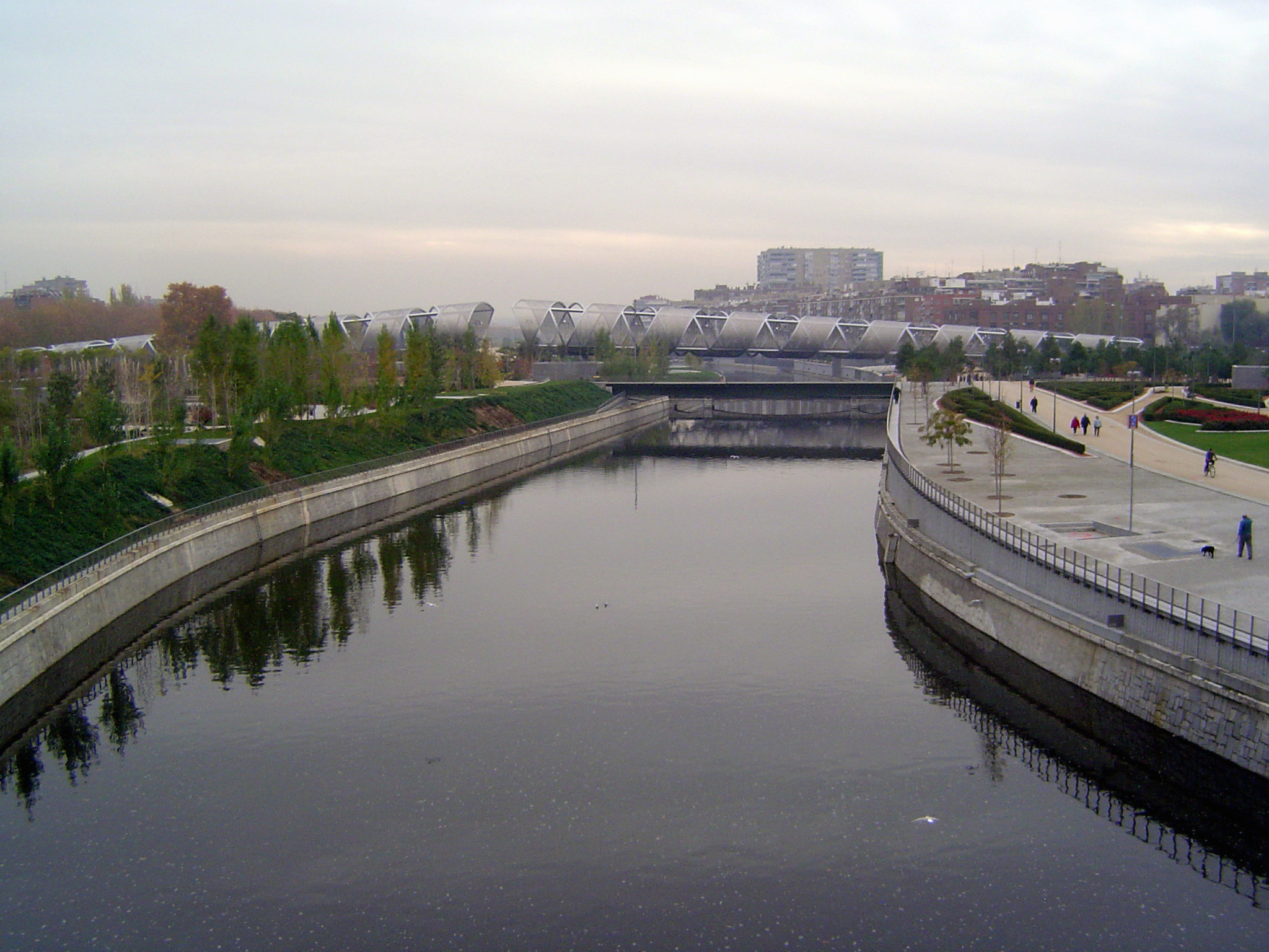 The view downstream includes the augurish El Puente Arganzuela, designed by Dominique Perrault and opened in 2011. A lot of money has obviou