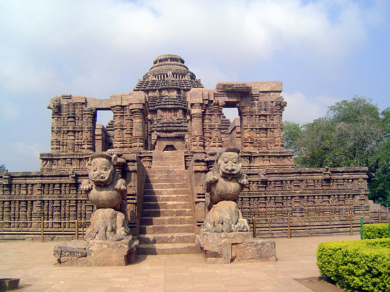 This is the straight-on approach. The surviving porch of the temple is the triangular mass behind this bhoga-mandapa or Hall of Offering.