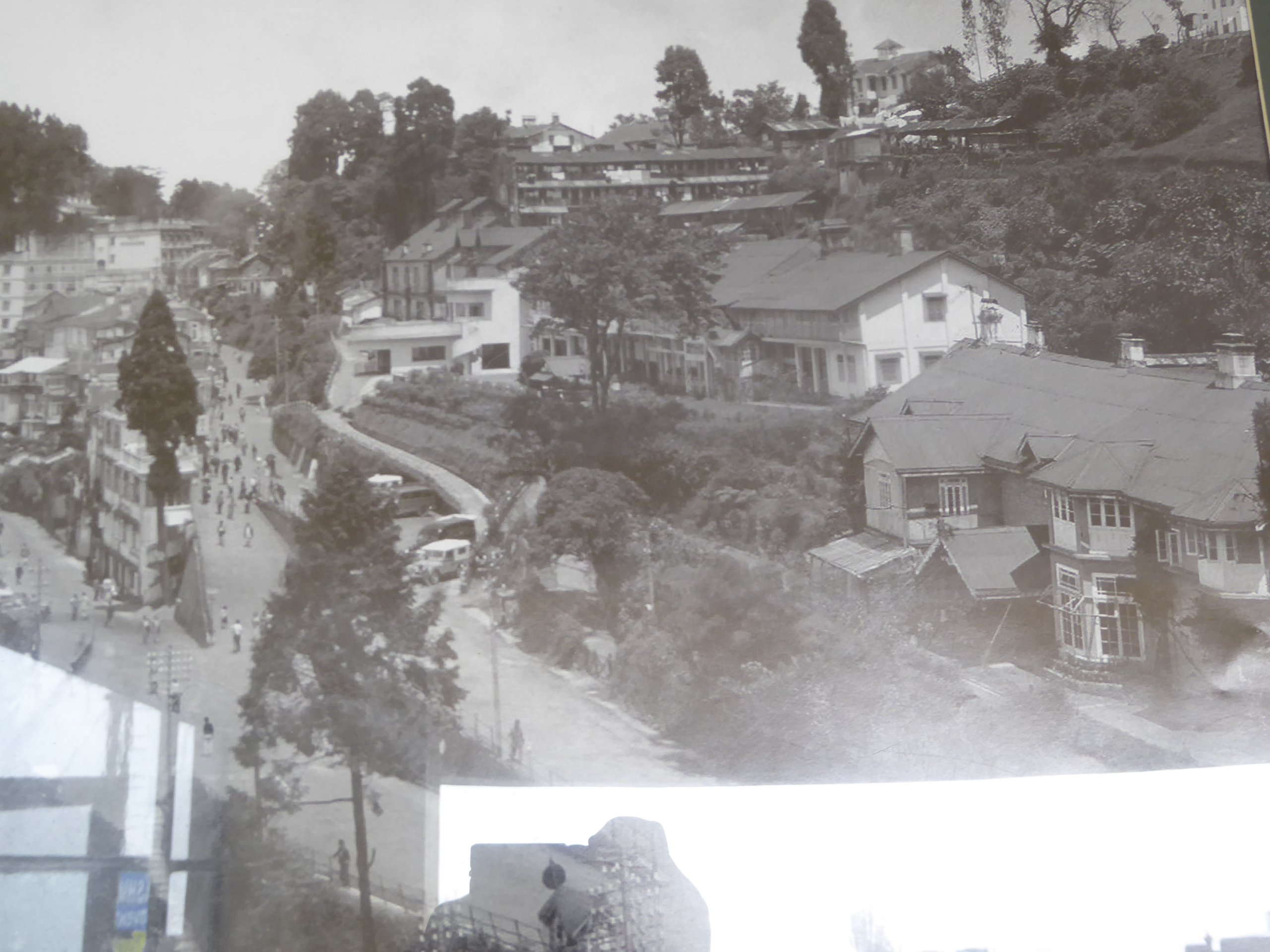 Judging from the vehicles, this photo was taken in the 1960s. Even then, the town was more spacious than it is now.