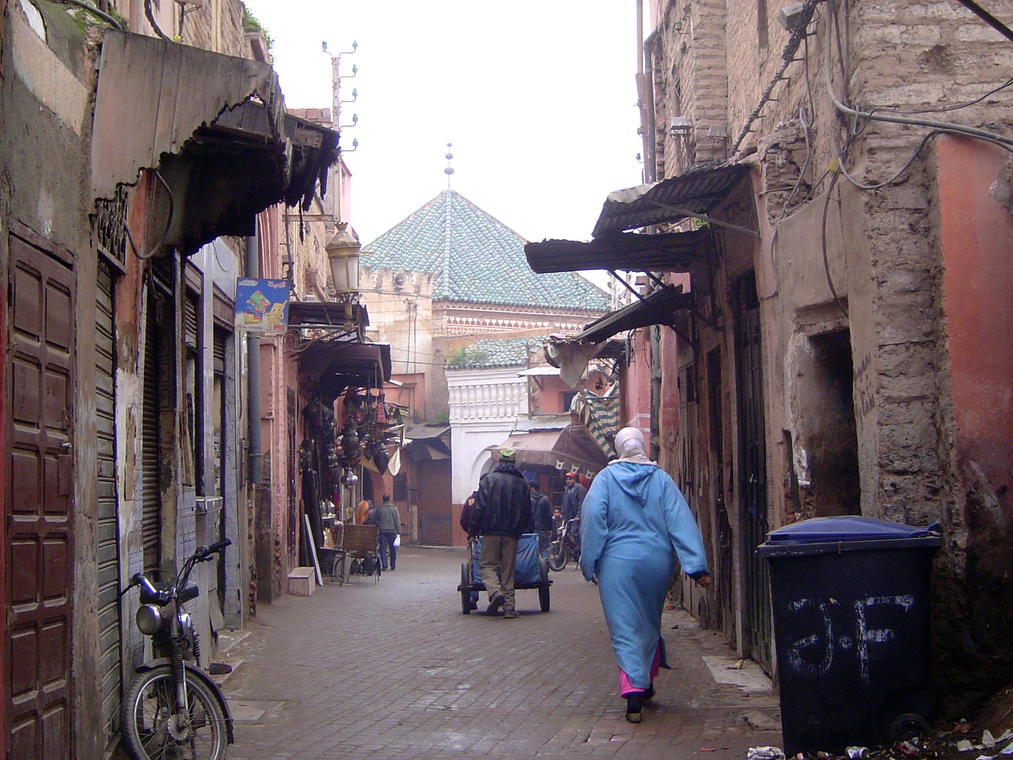 The roof of the mosque of Sidi Abdel Aziz is covered with the curved green tile qarmoud typical of important buildings in the city.