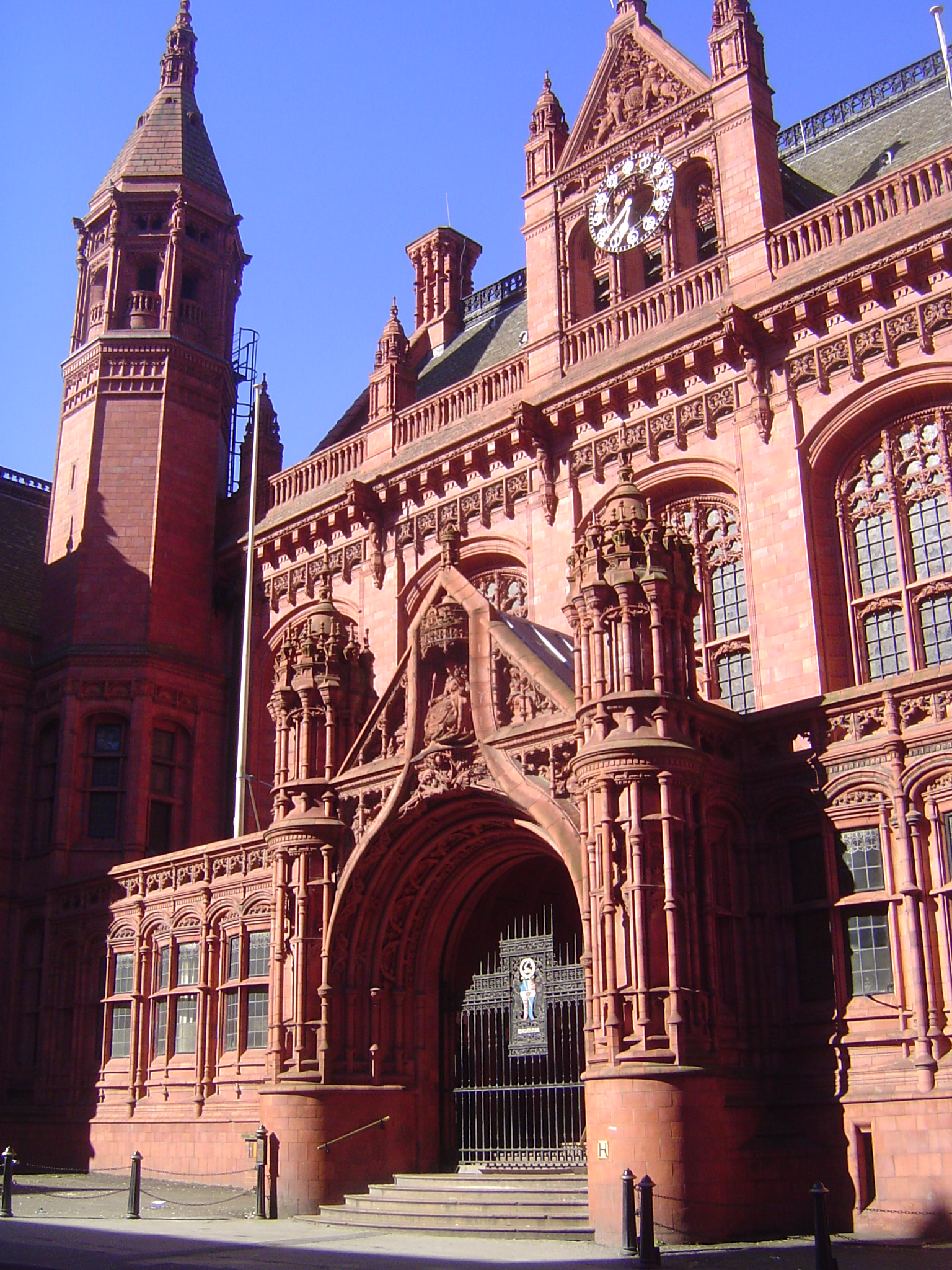 Oops. More past. These are the spectacular Victoria Law Courts, designed by the partnership of Ingress Bell and Aston Webb. Webb did the muc