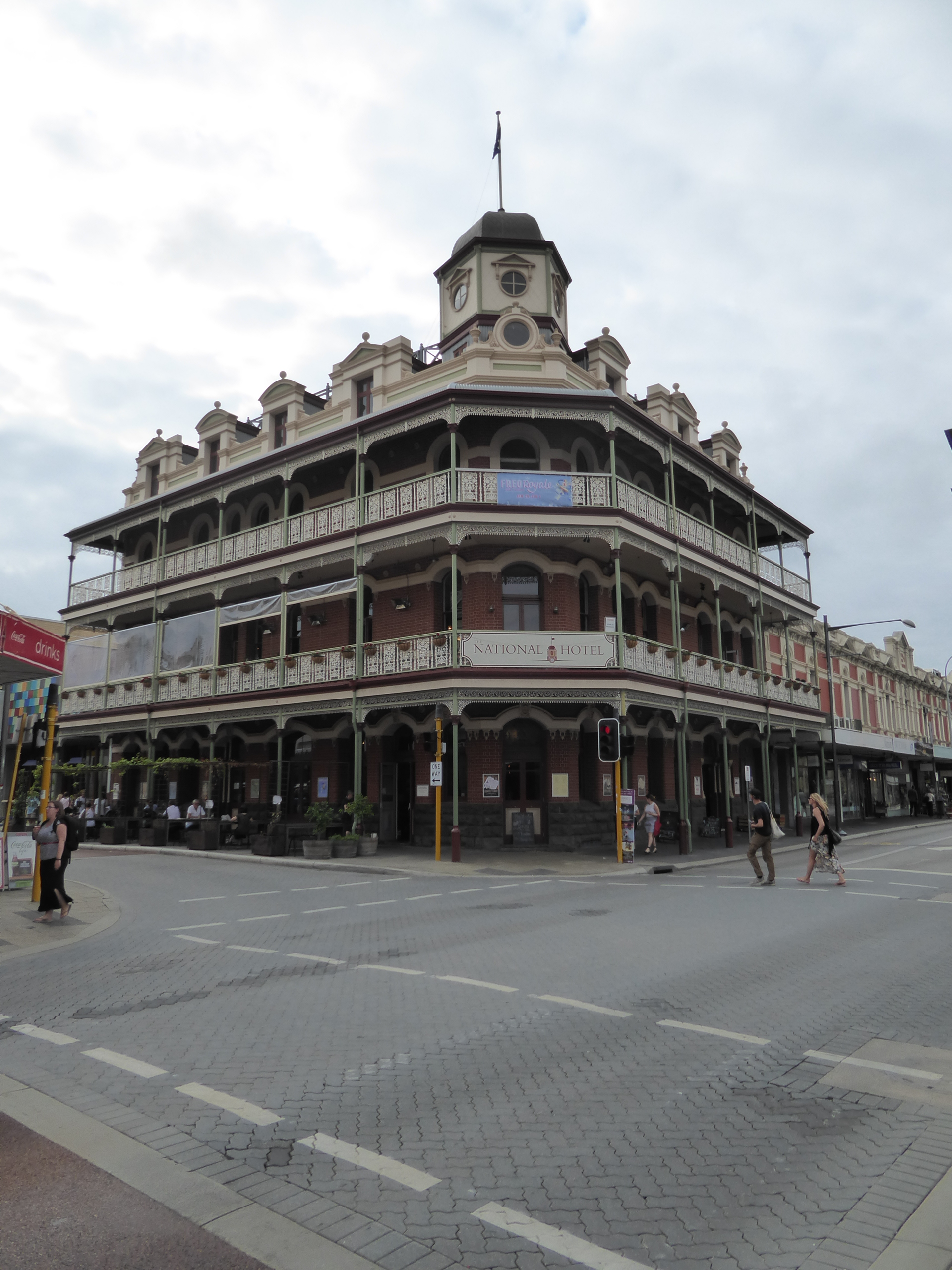 Until 1886 this building housed a branch of the National Bank of Australasia. Then it became the National Hotel. The first hotel proprietor