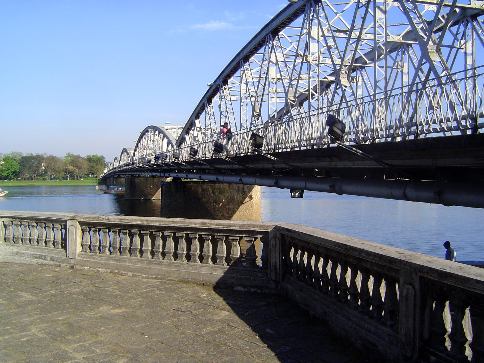 Modern Hue begins with the Trang Tien bridge, which was opened in 1899 but had to be rebuilt several times, including in the aftermath of Fe