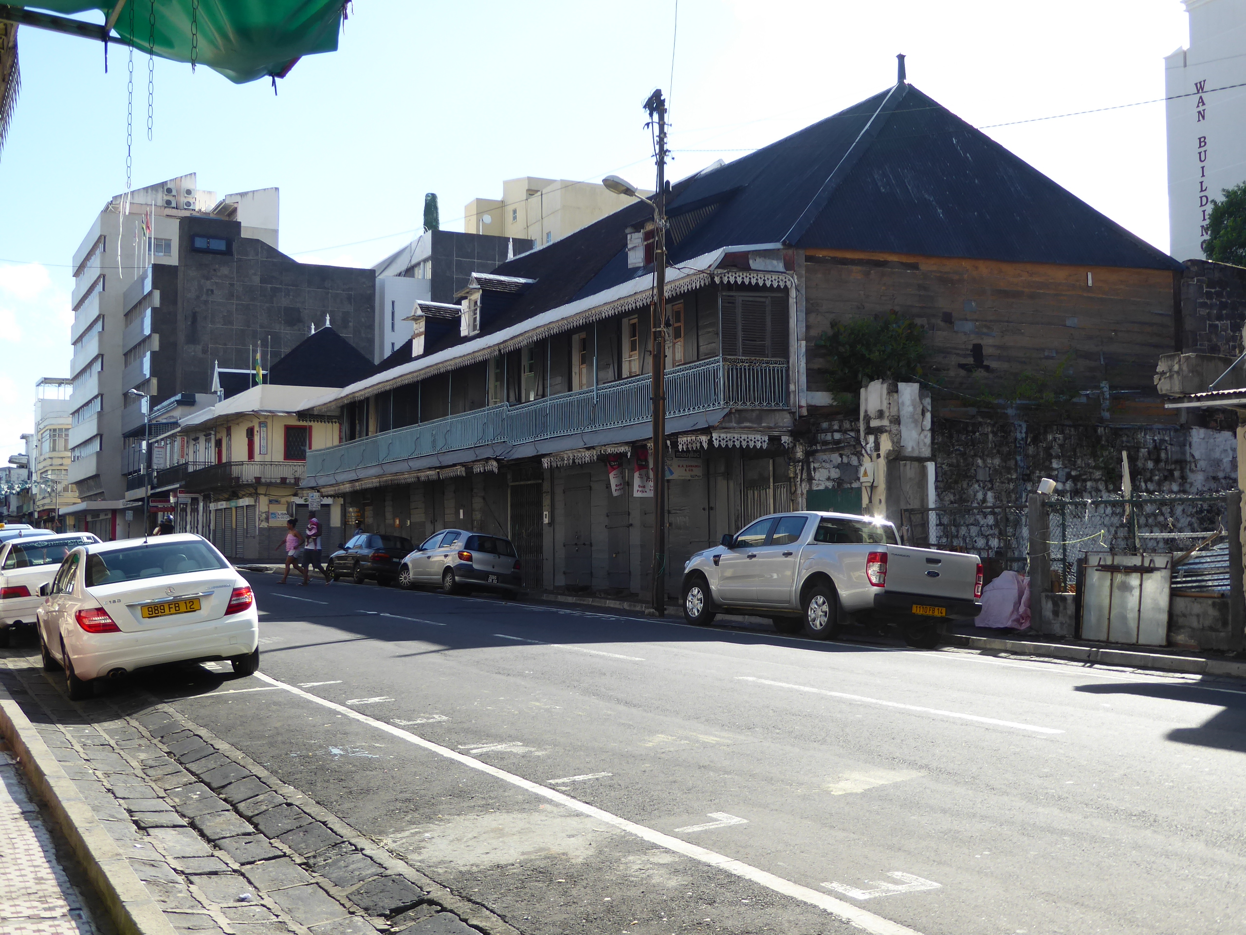 Port Louis businesses in the old days were typically housed in buildings like these. There's a nice description of them in a 1920s guidebook