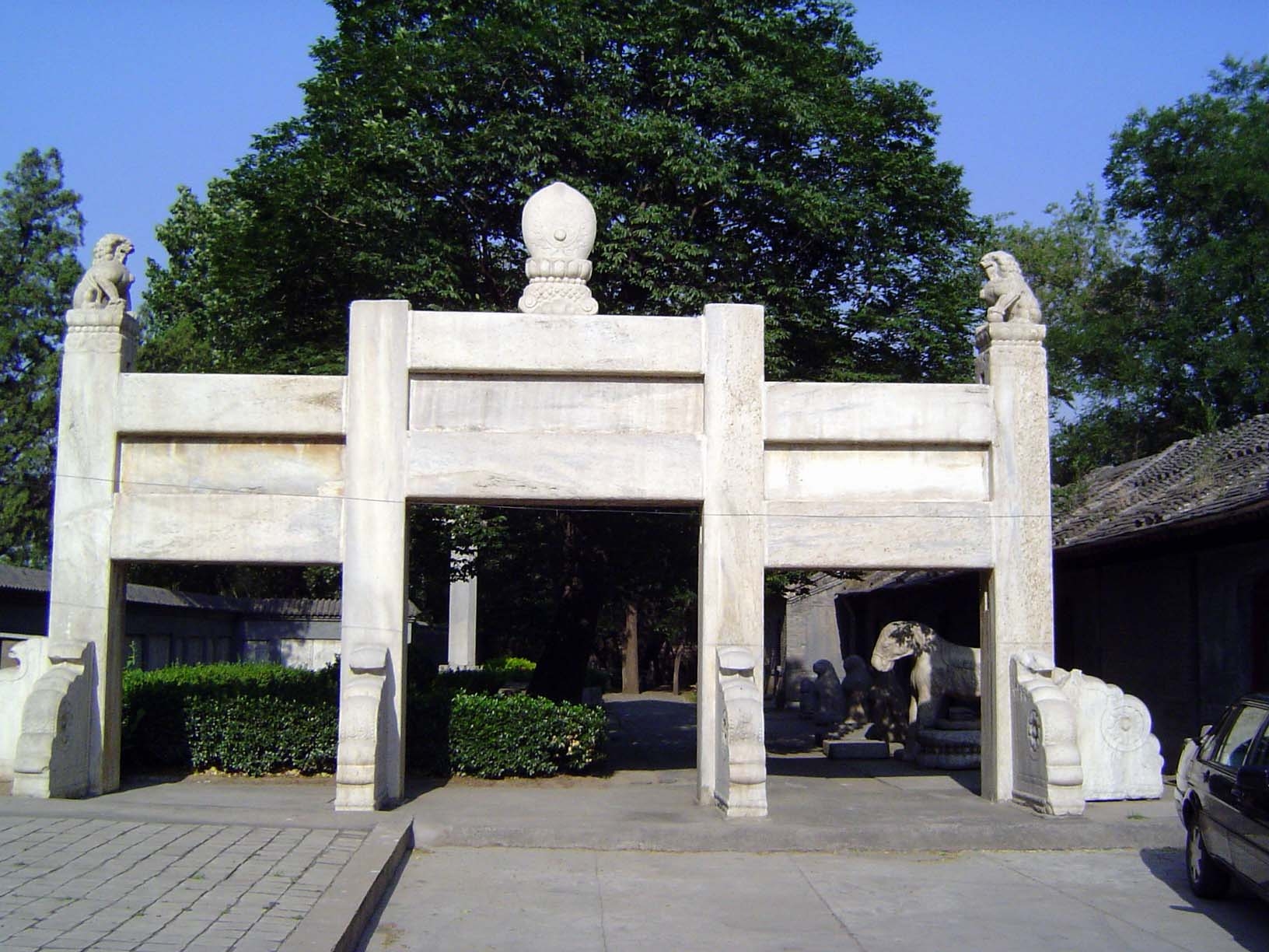 The main entrance, on a path heading north, is a linteled star gate lingxingmen, more popularly called a Dragon and Phoenix Gate longfengmen
