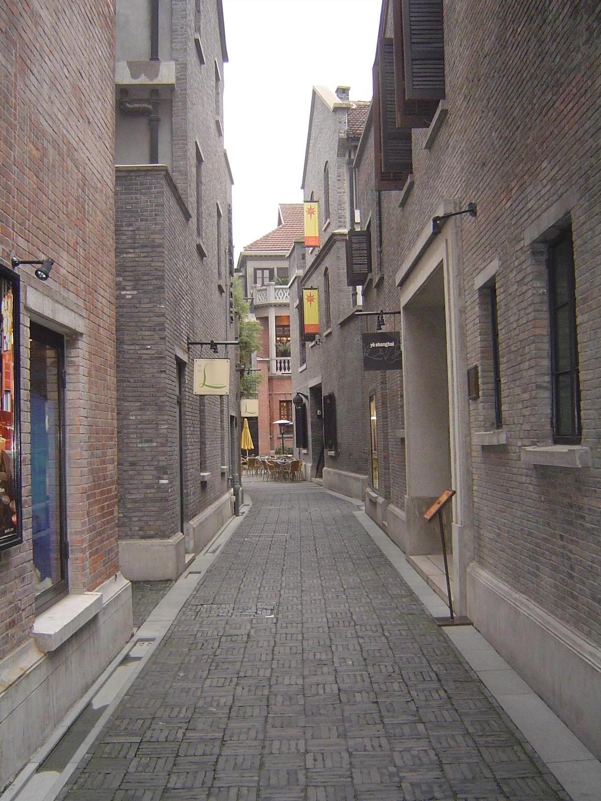 And here we slide over to Xintiandi, the "New Heaven and Earth" redevelopment project of Hong Kong's Shui An group, financed by Vincent Lo.