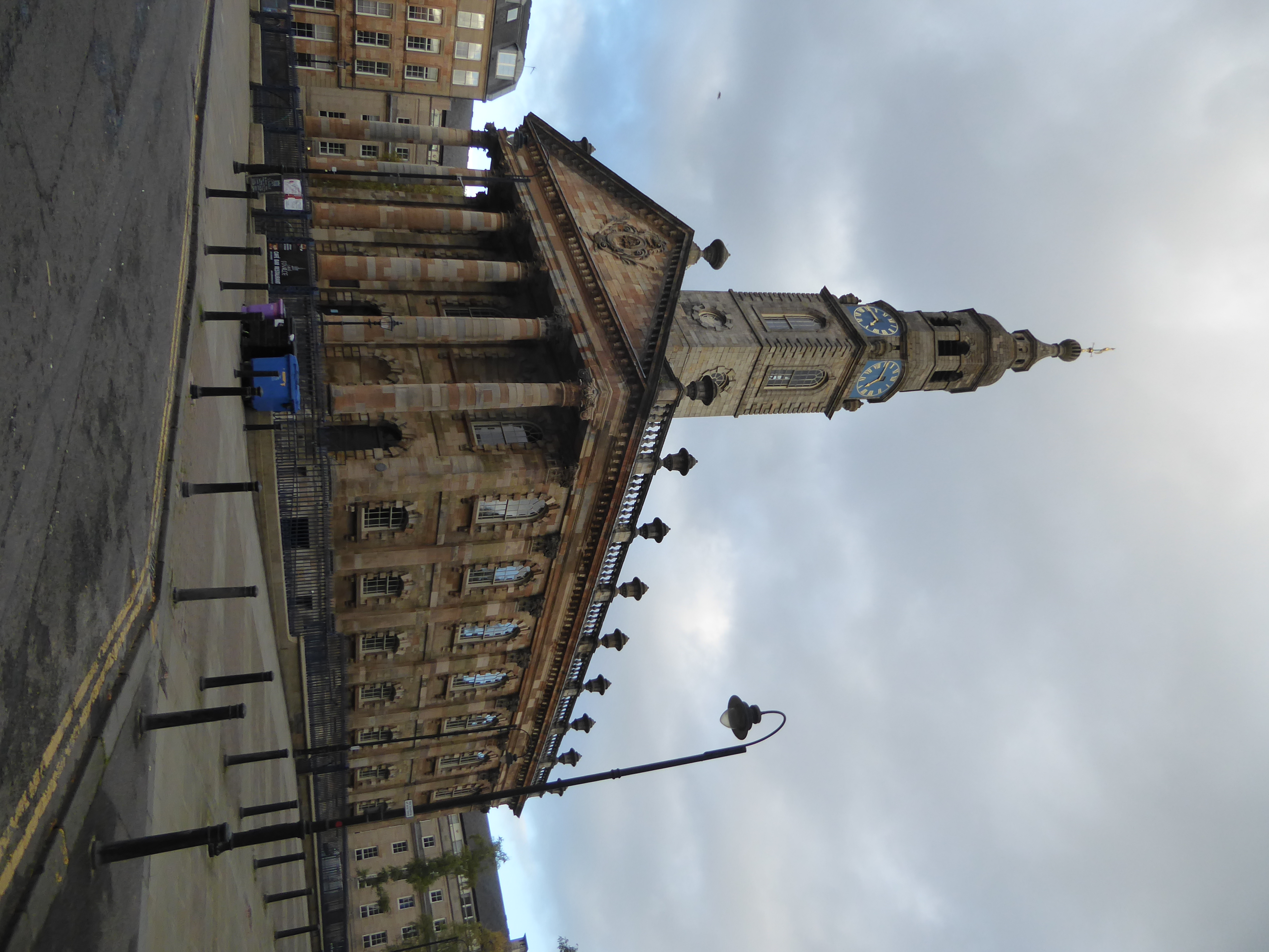 Reminiscent of London's St-Martin's-in-the-Fields, the church displays, in Williamson's words, "the taste and affluence of her that is, Glas