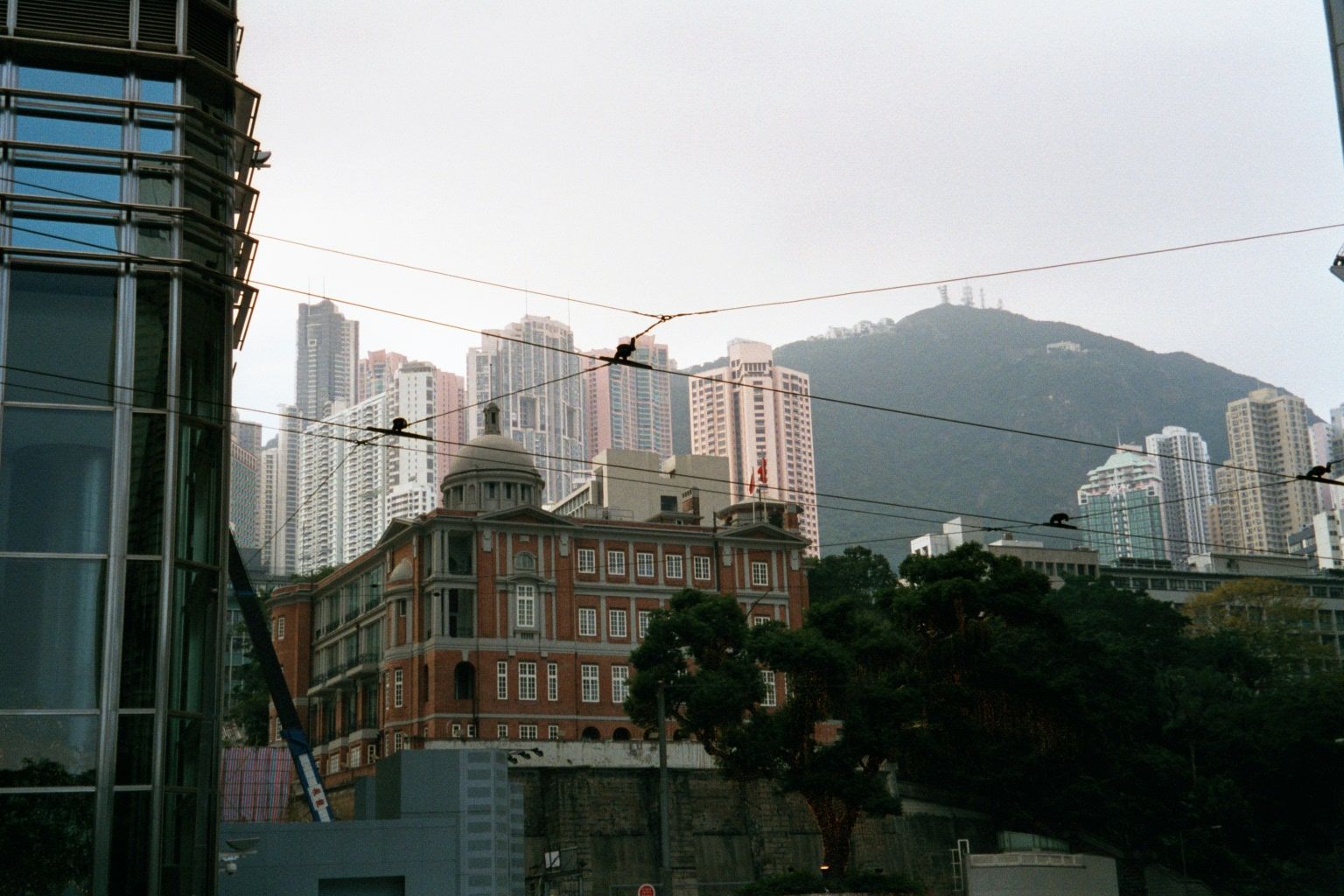 The old Court of Final Appeal, shown in relation to Victoria Peak and the residential towers of Mid-Levels.