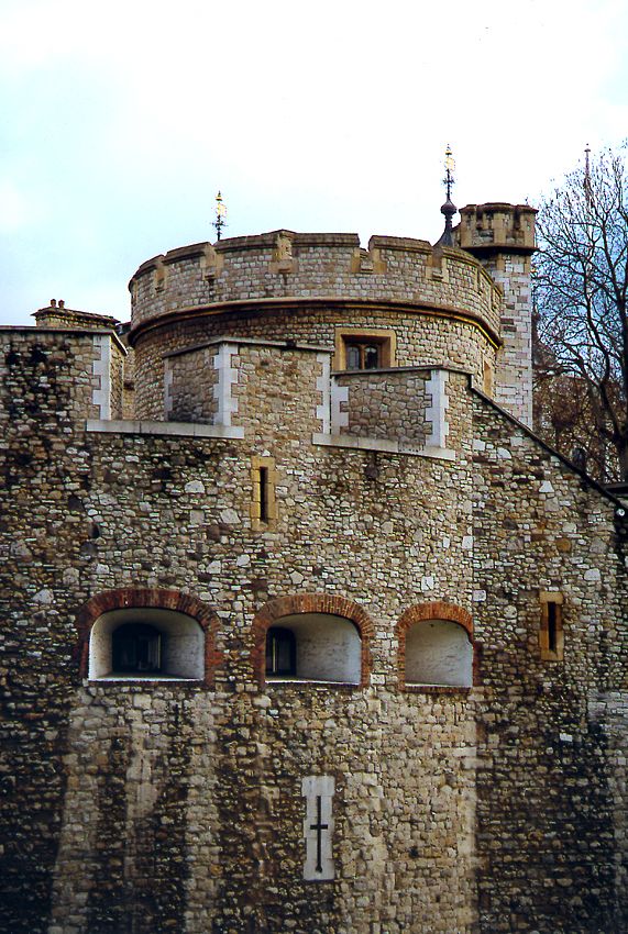 The site, in the southeast corner of Londinium Augusta, was used by the Romans as a barracks. It was chosen again by William the Conquerer,