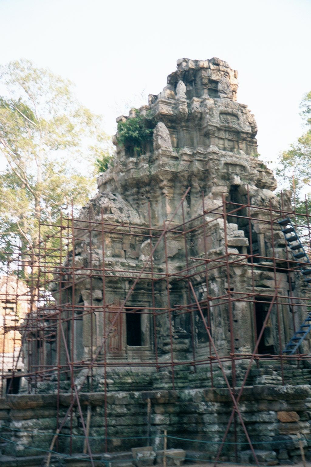 Across the road: the Chao Say Tevoda. Although the two temples line straddle the Victory Way, they antedate it. In 2002, when this picture w