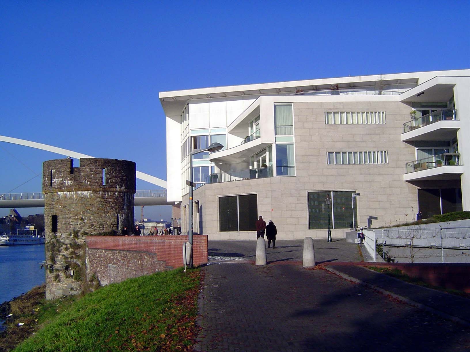 Near the abutment are the strikingly modern Meuse Apartments, with six units. Upstream: the Maas Point Tower, or Maaspunttoren.