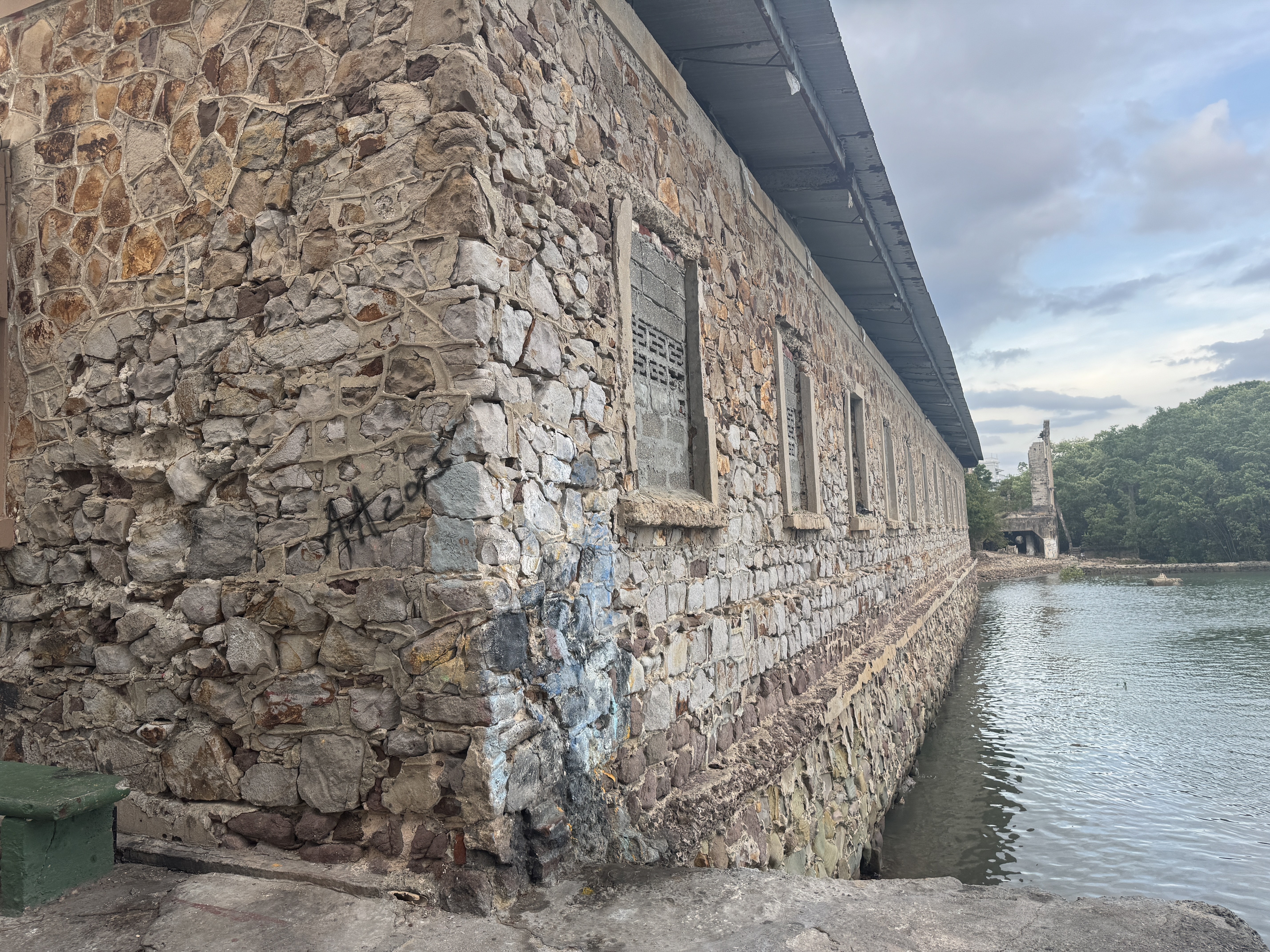 A bit of waterfront wall two blocks south of the previous pictures.  Presumably it was either built in stages or renovated from time to time