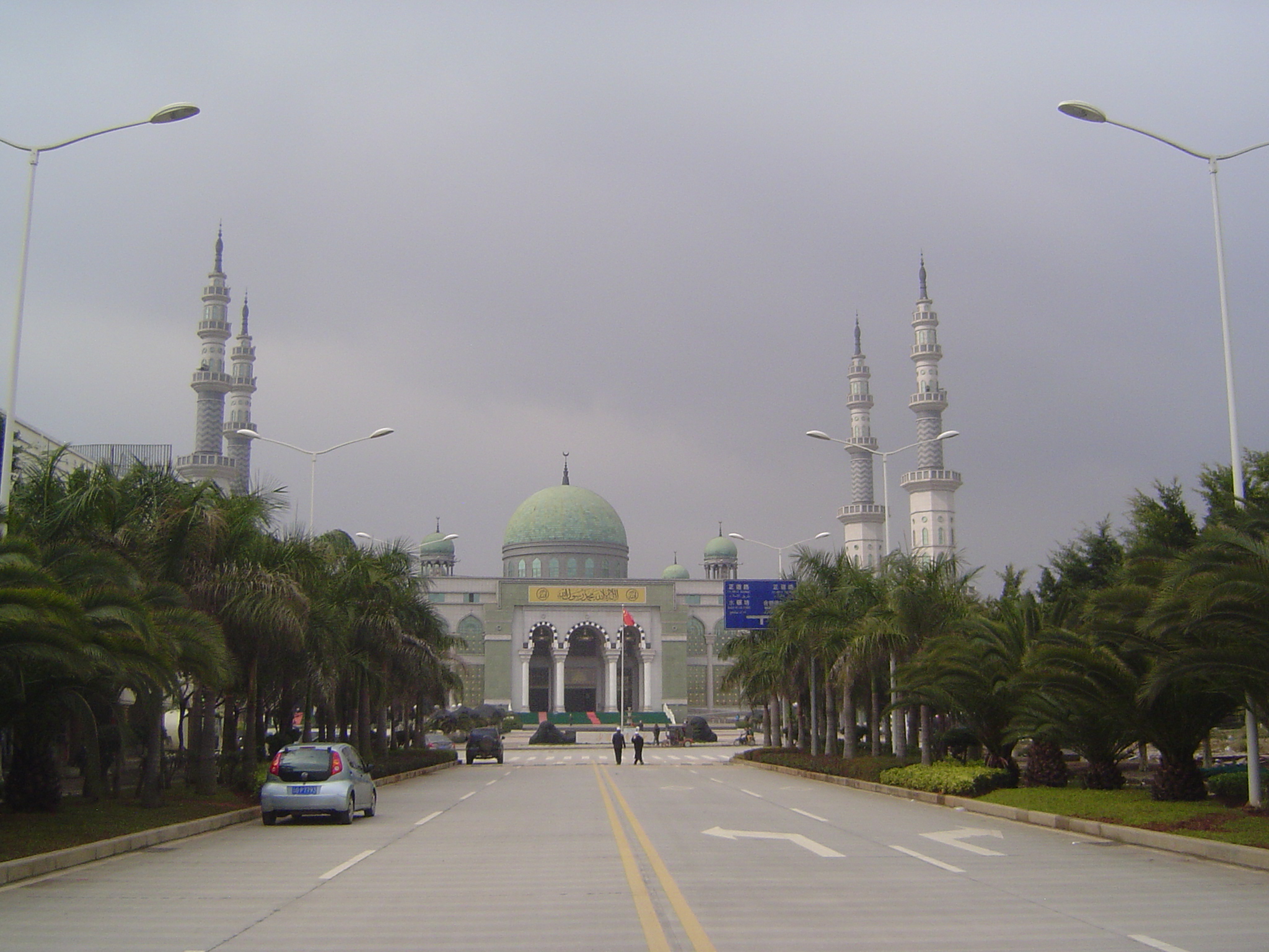 Just off that expressway there's this new mosque.
